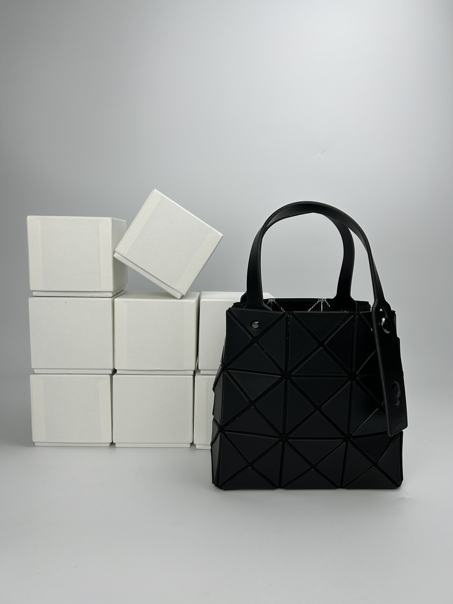 Issey Miyake 全新的三宅一生 CARAT系列