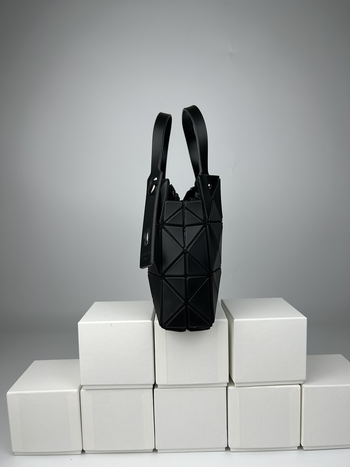 Issey Miyake 全新的三宅一生 CARAT系列