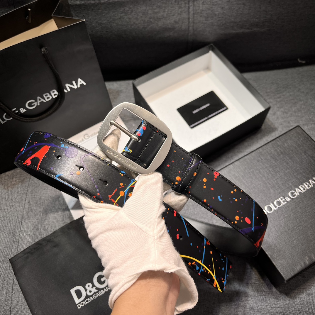   DG。宽.4.0cm  Dolce&Gabbana 新款 Re-Edition 时装秀是一次回归品牌