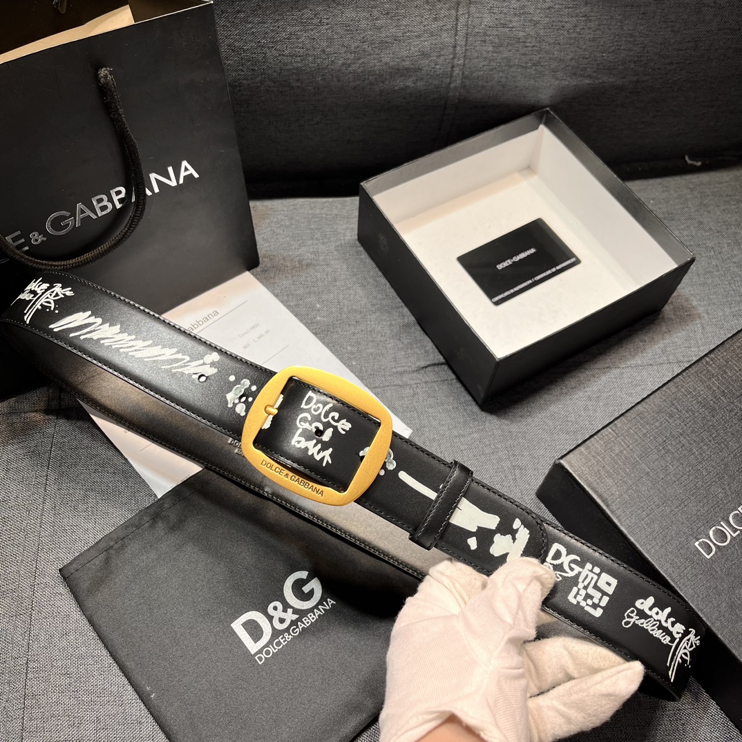   DG。宽.4.0cm  Dolce&Gabbana 新款 Re-Edition 时装秀是一次回归品牌