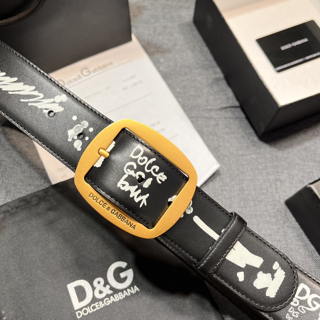   DG。宽.4.0cm  Dolce&Gabbana 新款 Re-Edition 时装秀是一次回归品牌