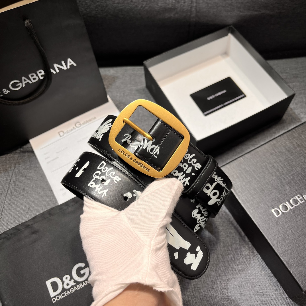   DG。宽.4.0cm  Dolce&Gabbana 新款 Re-Edition 时装秀是一次回归品牌