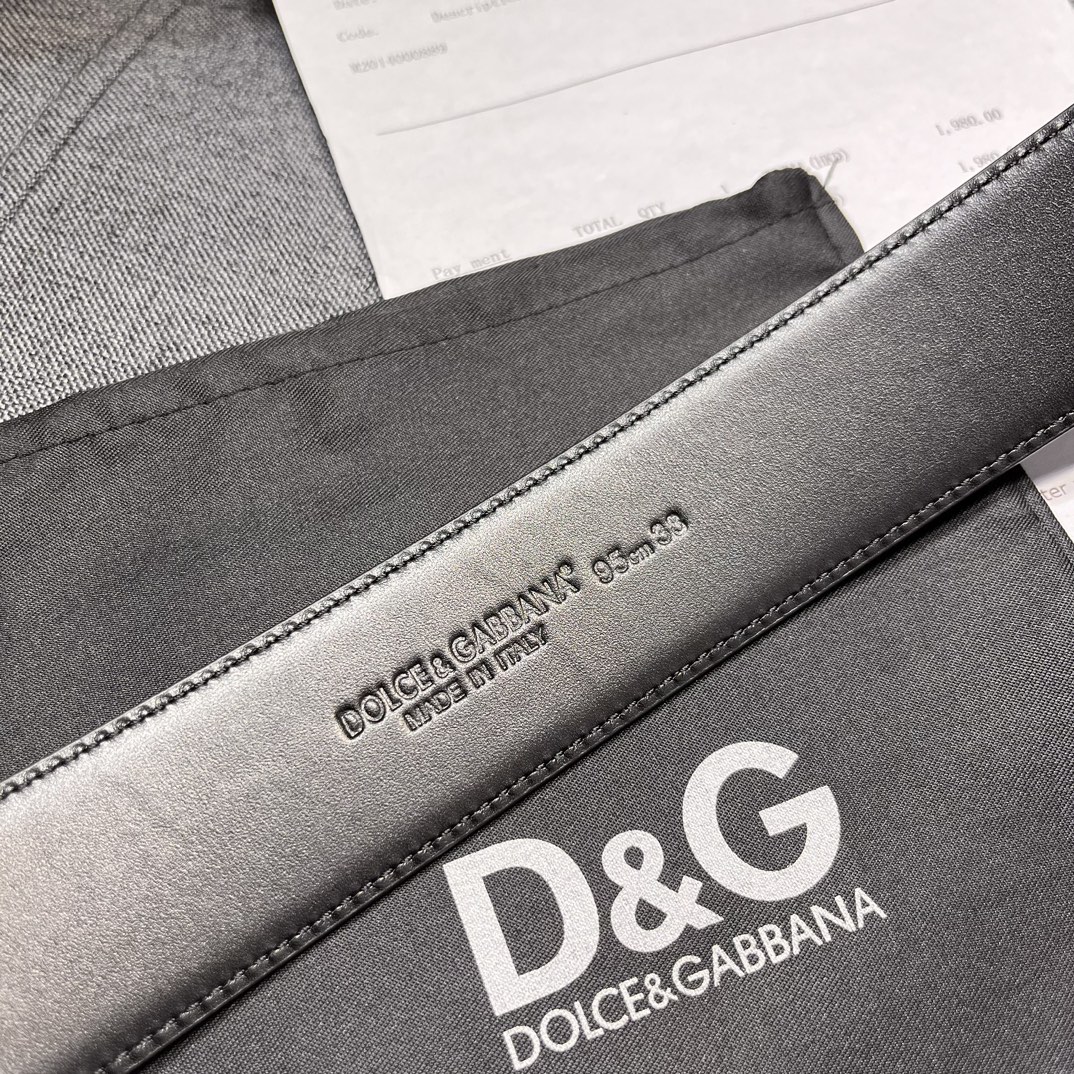   DG。宽.4.0cm  Dolce&Gabbana 新款 Re-Edition 时装秀是一次回归品牌