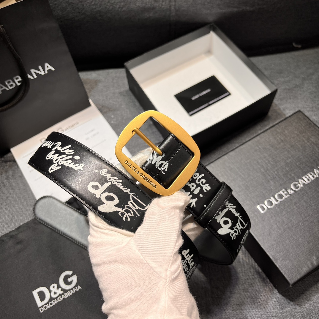   DG。宽.4.0cm  Dolce&Gabbana 新款 Re-Edition 时装秀是一次回归品牌