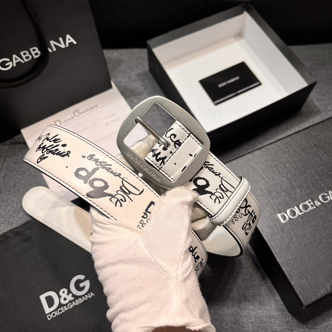   DG。宽.4.0cm  Dolce&Gabbana 新款 Re-Edition 时装秀是一次回归品牌
