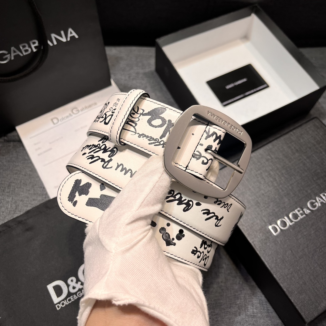   DG。宽.4.0cm  Dolce&Gabbana 新款 Re-Edition 时装秀是一次回归品牌