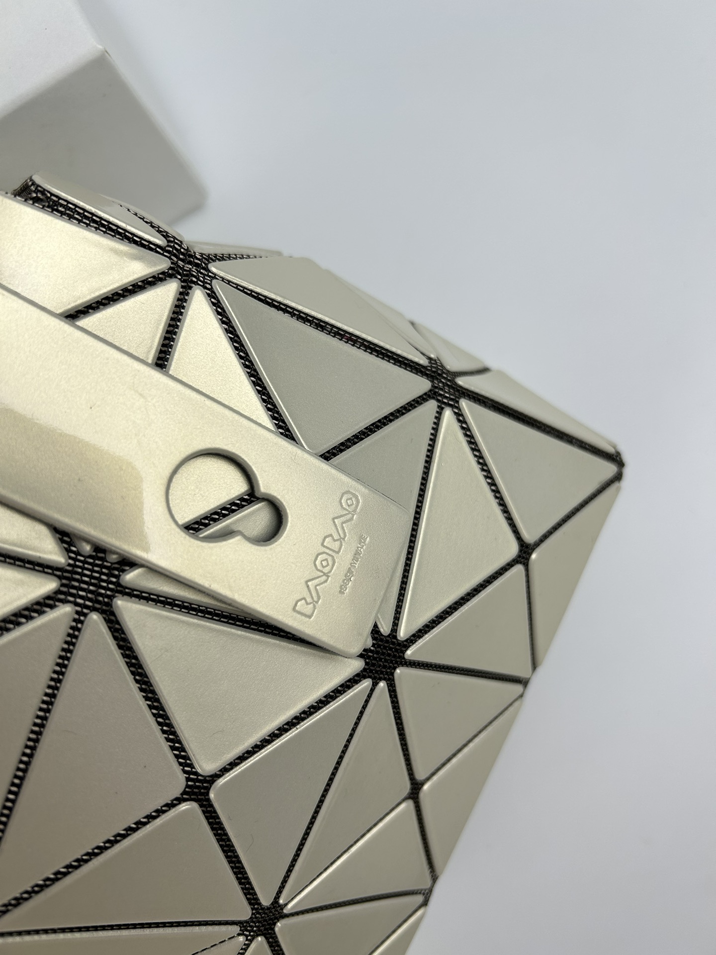 Issey Miyake 全新的三宅一生 CARAT系列