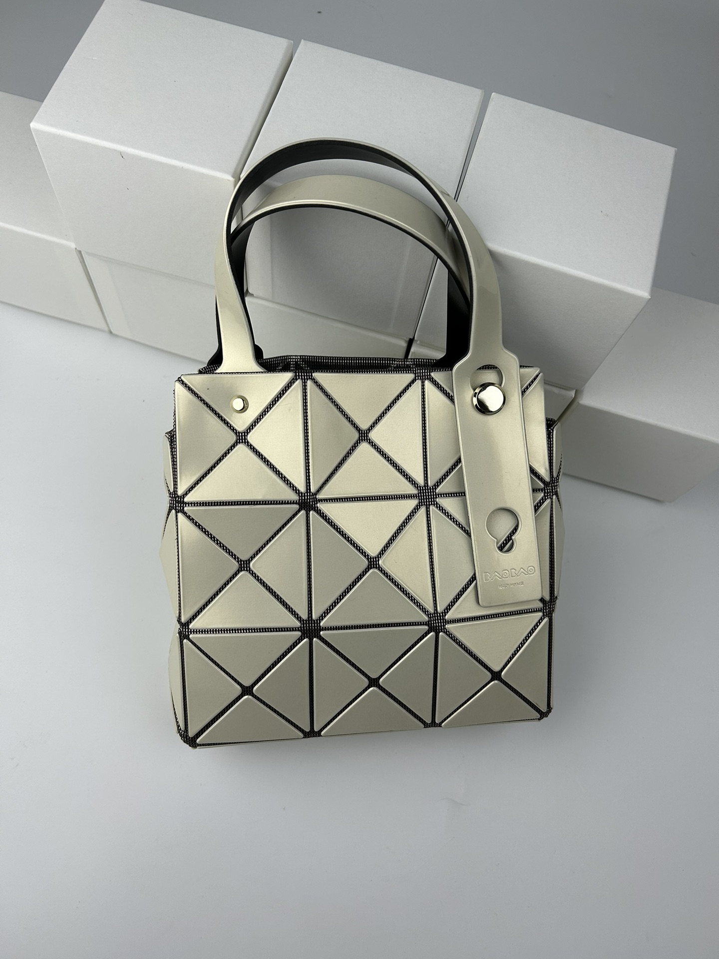 Issey Miyake 全新的三宅一生 CARAT系列