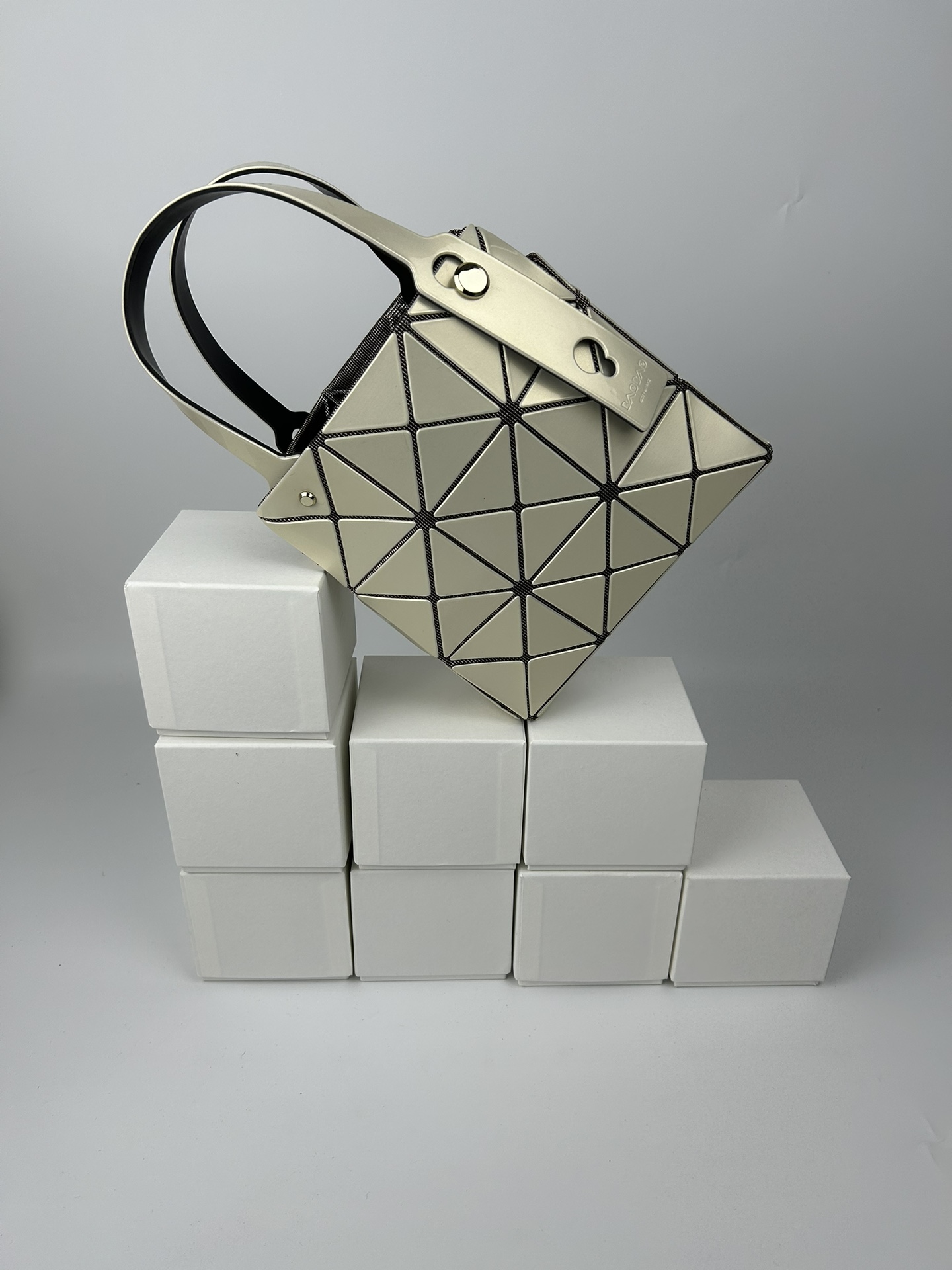 Issey Miyake 全新的三宅一生 CARAT系列