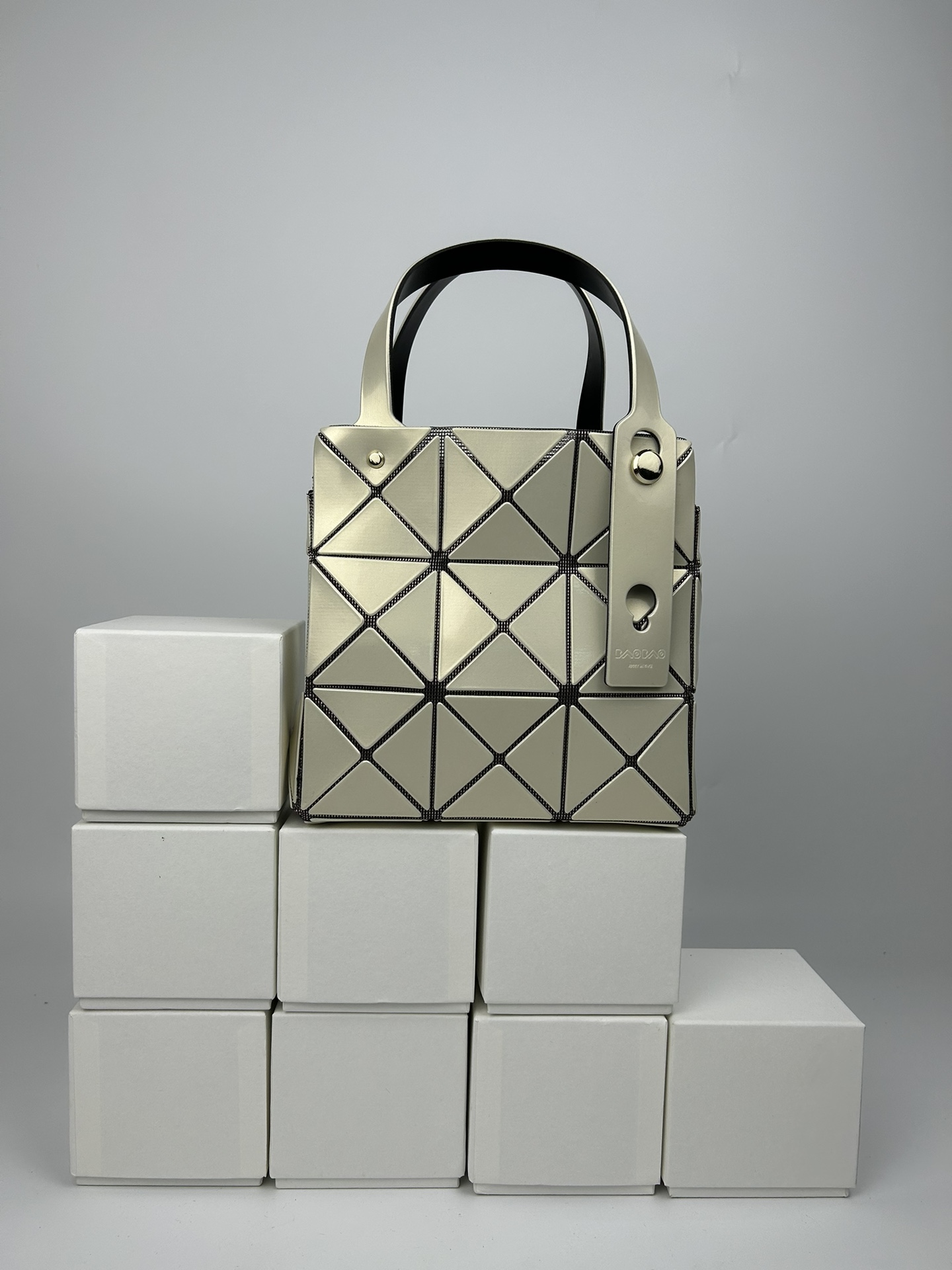 Issey Miyake 全新的三宅一生 CARAT系列