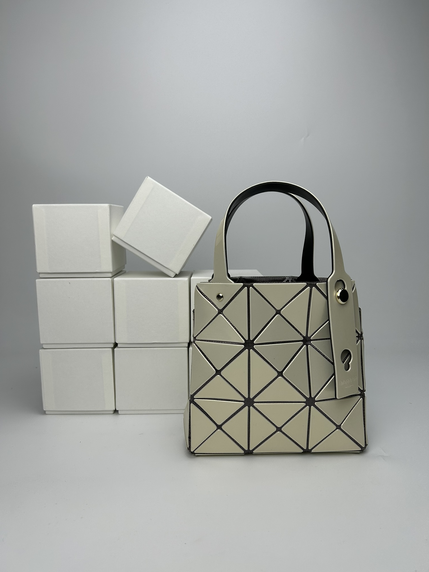 Issey Miyake 全新的三宅一生 CARAT系列