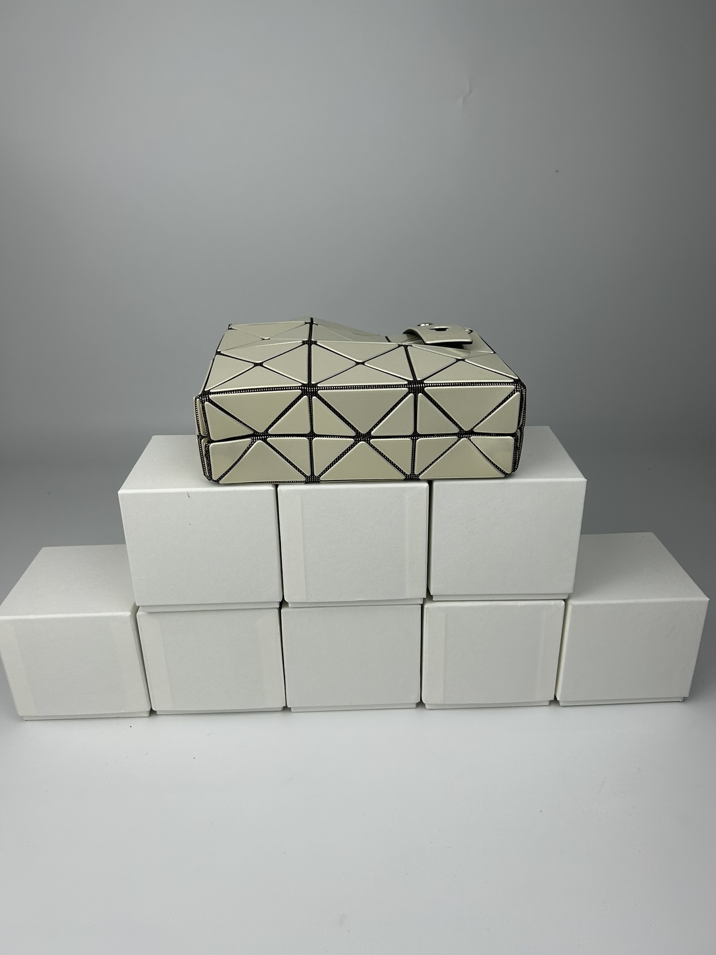 Issey Miyake 全新的三宅一生 CARAT系列