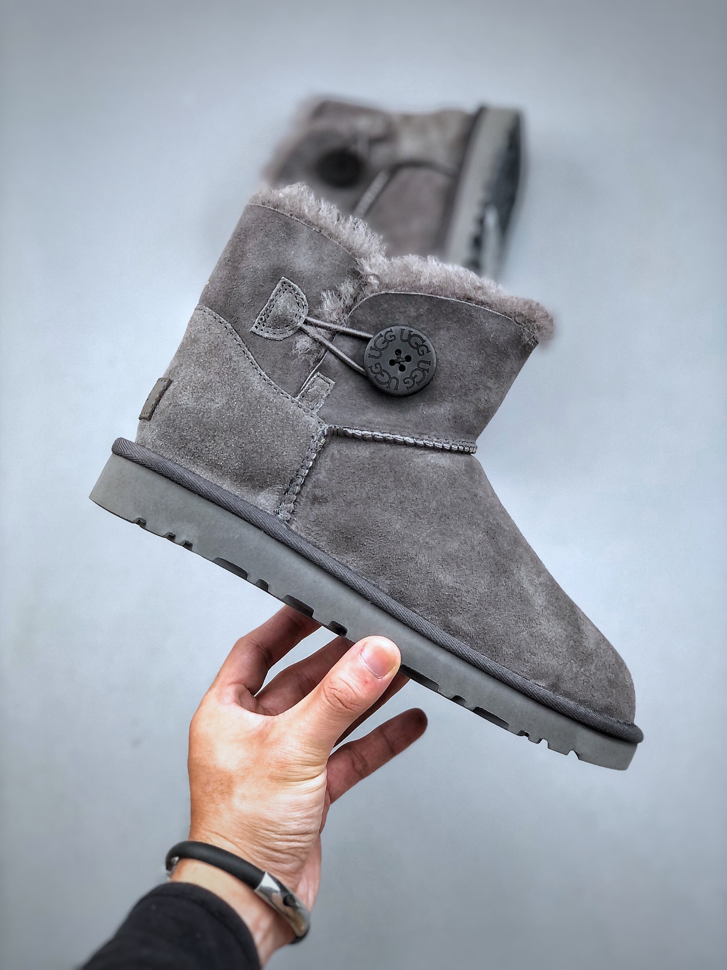 UGG classic wooden buckle short snow boots upper is Longfeng sheepskin fur