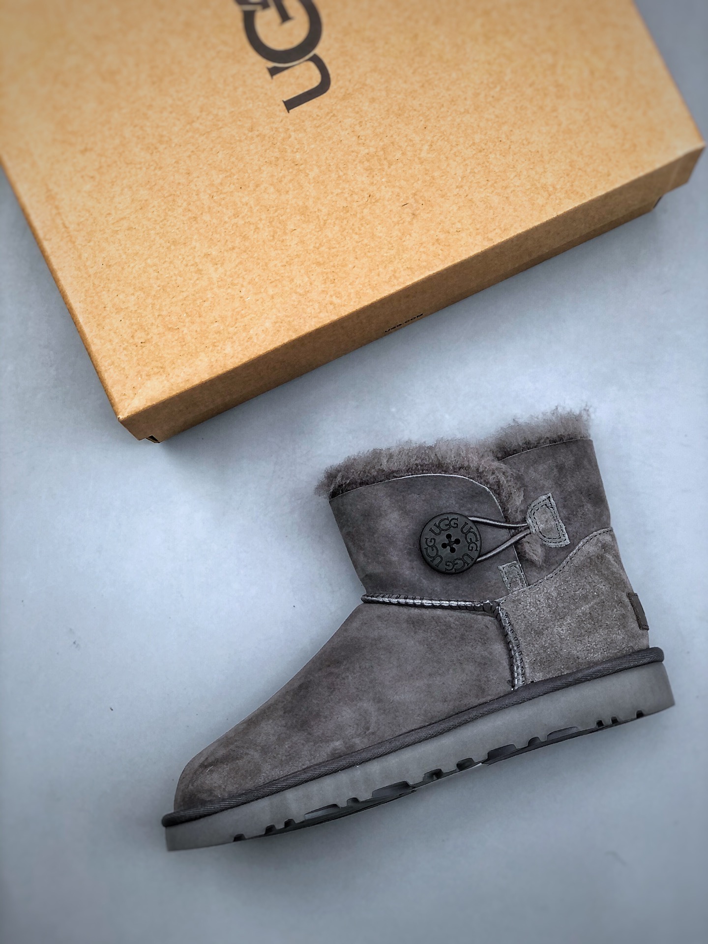 UGG classic wooden buckle short snow boots upper is Longfeng sheepskin fur