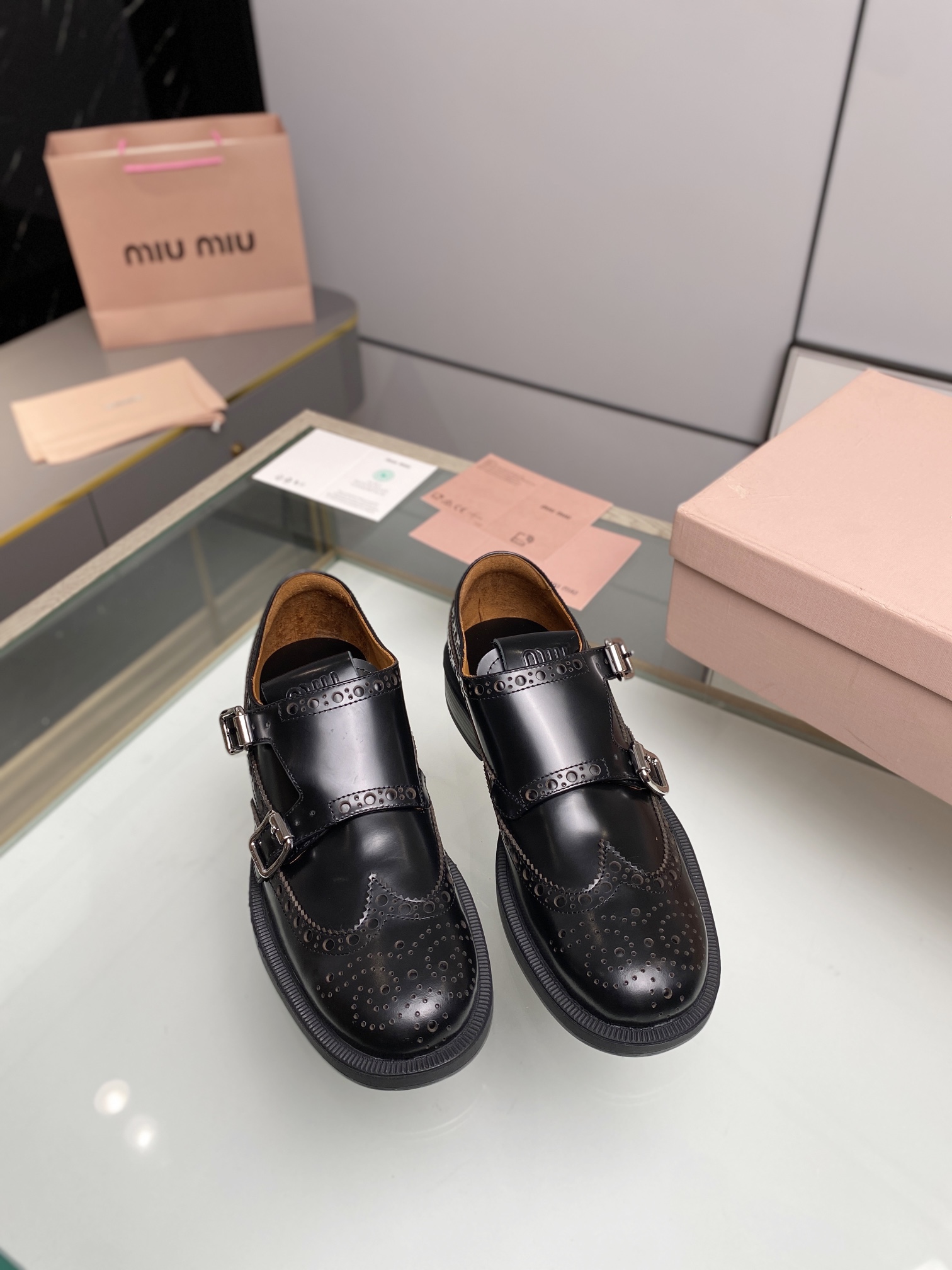 NO:444834,.Miumiu autumn and winter Mengke leather shoes, British retro, Baroque carving elements, beautiful and cool!  Cool street bomb!  Shocking!  Although the upper is hard, it is very comfortable to wear. Cowhide, cowhide, original mold rubber sole 35-40 (customized for 34.40.41), loafers, miumiu, loafers, cowhide19860909.Miumiu 秋冬孟克皮鞋,英伦复古、巴洛克雕花元素 又美又飒！酷炸街！惊为天人！ 鞋面虽是邦邦硬挺,但穿起却很舒适.牛皮面牛皮里 原版模具橡胶大底 35-40（34.40.41定做）,乐福鞋,miumiu,loafers,cowhide,Women's Shoes