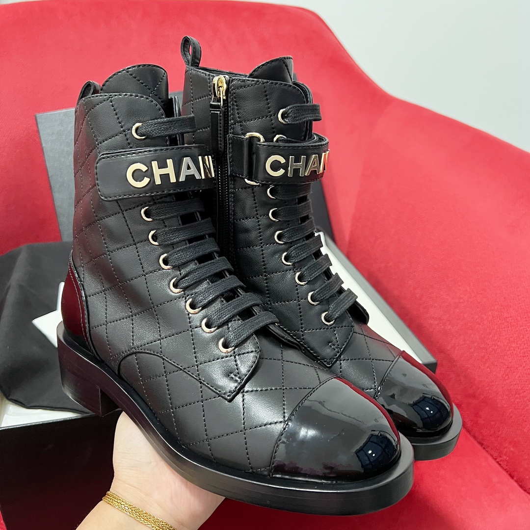 NO:563204,Made in Wandan, CHANEL* is the latest version of knight boots. Super handsome boots. I really like knight boots. Stiff and handsome, very handsome and casual, easy to match. Skirts and trousers are very aura and elongate the whole leg. The upper is imported top grade sheepskin, and the hardware letters have clear outlines. The interior is made of imported sheepskin ~ Velcro can adjust the tightness. Italian A-grade leather outsole  Size35～40,boots,chanel,boots,skirts,sheepskin,Leather soles19860909莞产 CHANEL*香奶奶最新版的骑士靴 超帅靴子好喜欢骑士靴 硬挺又帅气, 非常帅气又很休闲好搭配 裙装裤装都很有气场 拉长整个腿比例 鞋面进口顶级羊皮、五金字母轮廓清晰 内里采用进口羊皮的~魔术贴可以调节松紧 意大利A级别的真皮大底 Size35～40,靴子,chanel,boots,skirts,sheepskin,Leather soles,Women's Shoes