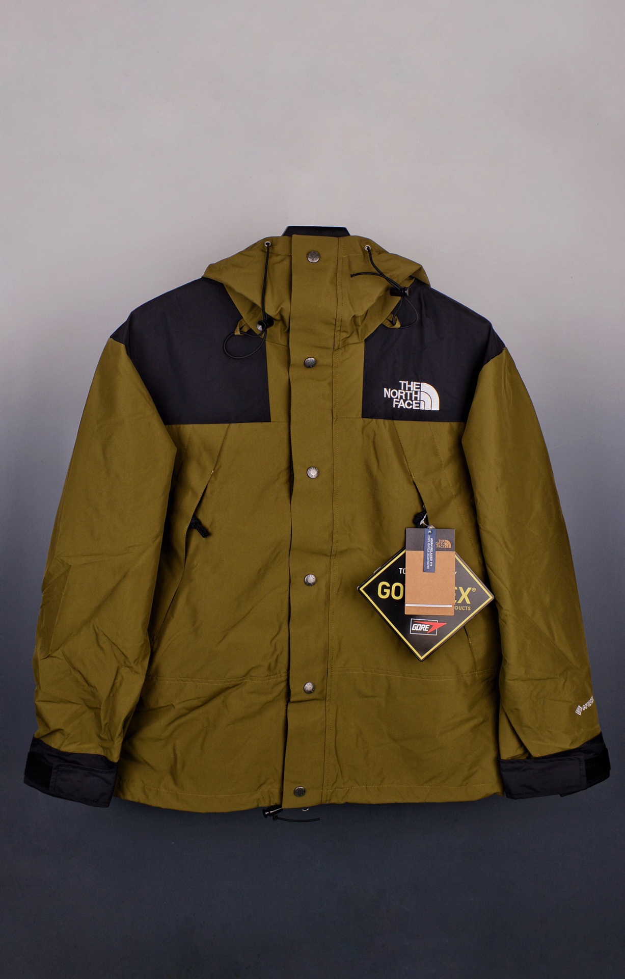 CX专供 独家纯原订单
 CX专供 独家公司货
 CX专供 得物官方订单
【北面】冲锋衣 1990 经典系列！The North Face 北面户外冲锋衣
防水防风GORE-TEX面料 高端原版
采用了高科技GORE-TEX面料防水指数可以达到国际ISO标准90(ISO4)级别
达到荷叶水珠滚动效果 不仅兼具了防风、耐磨、防水和透气等高科技多功能性
双层材质，实穿度极高、挺括的质感也让整体更加简约复古!
胸口的刺绣，采用田岛刺绣机，刺绣的字母和字母之间，是没有任何连线的！它的刺绣线，采用意大利进口丝线，线质细腻顺滑，万针饱满，绣出来的logo凹凸有致，饱满有型！
帽檐采用热熔港宝定型	活，双层“散装”帽檐，虽然是双层的紧密的粘合在一起，有着一片式的挺阔和高级感！
整件衣服注入前卫、文艺的高级风格，🙌🏻既时髦又自带身份徽章！流畅的线条！爽朗的肩线设计，不仅整体流畅，高级耐看，更是将品牌一贯的专业登山装备灵感渗透于现今的时尚街头文化之中，塑造多元化高机能的经典风格LF
码数：XS-XXL