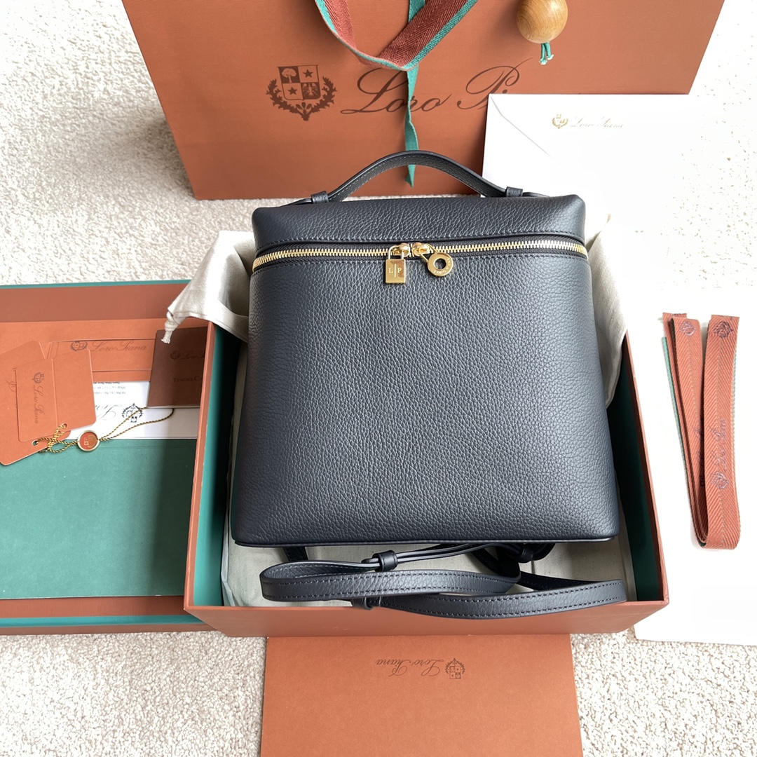 NO:183807,(authentic grade, not suitable for packaging) Extra Pocket L.5 backpack ~ Navy blue [imported original leather   pure steel gold hardware] Calfskin main material ~ sheepskin lining # Soft calfskin backpack has a unique trapezoidal appearance. Practical and large capacity design makes it an ideal accessory for busy daily life Height 23.5cm*Width 21cm*Depth 8cm Calfskin/Element No.: FAM 4041,LP Mani, loro piana, cowhide, sheepskin19860909(正品级 不配包装) Extra Pocket L.5双肩包～海军蓝【进口原厂皮 纯钢金色五金】 小牛皮主体材质~羊皮里料# 柔软小牛皮双肩包拥有别致的梯形外观.实用大容量设计,使其成为繁忙日常理想配件 高度23.5cm*宽度21cm*深度8cm 小牛皮/货号:FAM 4041,LP 玛尼,loro piana,cowhide,sheepskin,Bag