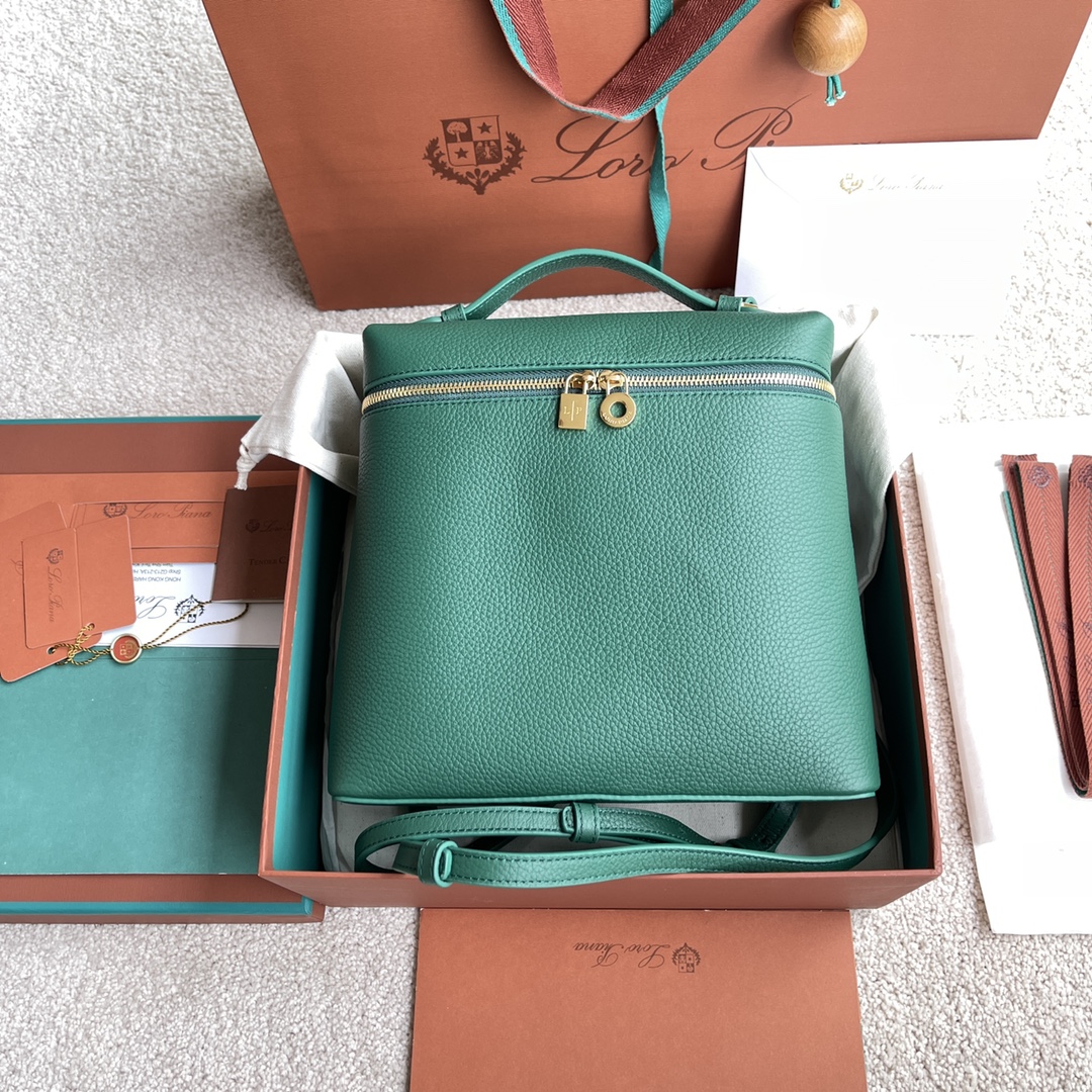 NO:183840,(authentic grade, not suitable for packaging) Extra Pocket L.5 backpack ~ Leaf green [imported original leather   pure steel gold hardware] Calfskin main material ~ sheepskin lining # Soft calfskin backpack has a unique trapezoidal appearance. Practical and large capacity design makes it an ideal accessory for busy daily life Height 23.5cm*Width 21cm*Depth 8cm Calfskin/Element No.: FAM 4041,LP Mani, loro piana, cowhide, sheepskin19860909(正品级 不配包装) Extra Pocket L.5双肩包～叶绿色【进口原厂皮 纯钢金色五金】 小牛皮主体材质~羊皮里料# 柔软小牛皮双肩包拥有别致的梯形外观.实用大容量设计,使其成为繁忙日常理想配件 高度23.5cm*宽度21cm*深度8cm 小牛皮/货号:FAM 4041,LP 玛尼,loro piana,cowhide,sheepskin,Bag