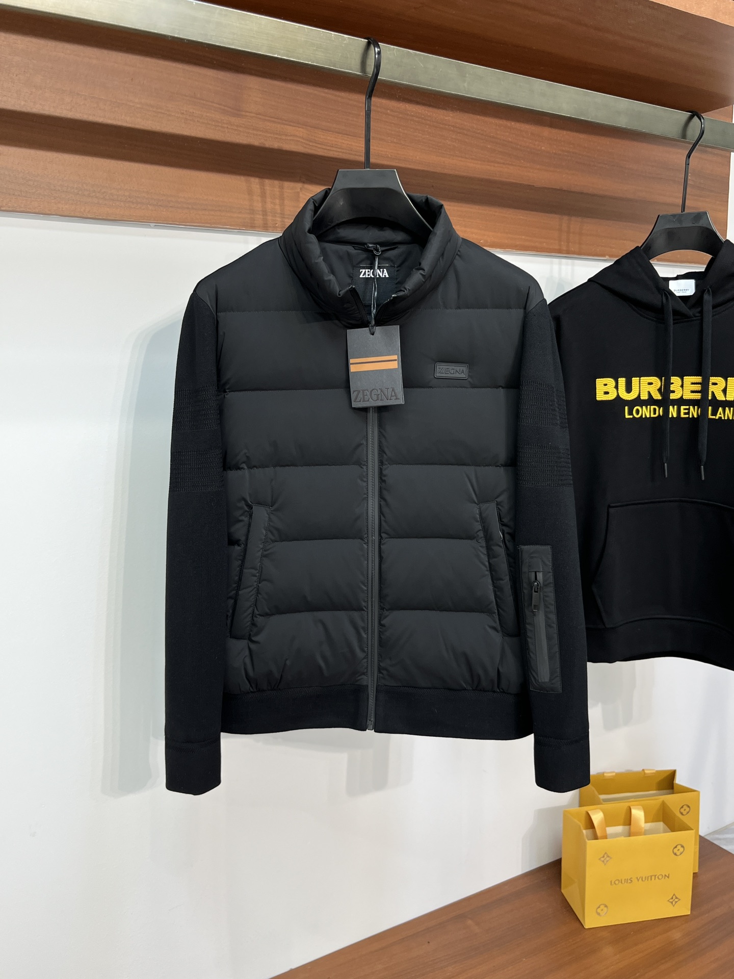 NO:662705,Ermenegildo Zegna's new autumn and winter style #ZGjeni's most down jacket# ZG's latest official model, unique knitted sleeve design, ultra-classic custom-grade blended fabric, recycled PU, soft and delicate, full and not bloated, giving you a warm and lightweight experience. Laminated invisible pockets, one-click switching between business and sports modes, full of functionality. Fine workmanship, double Z logo on the sleeves and arms, appreciate Zegna's classic quality and modern craftsmanship. Color Black Size 48-56 Size 48: shoulder width 48, bust 120, length 66, sleeve length 63. Size 50: shoulder width 49, bust 124, length 67 sleeves, 64. Size 52: shoulder width 50, bust 128, length 68, sleeve length 65. Size 54: shoulder width 51, bust 132, length 69, sleeve length 66. Size 56: shoulder width 52, bust 136. Length 70, sleeve length 67,,zegna,down jacket, 19860909杰尼亚秋冬新款# ZG杰尼最羽绒服# ZG最新官*款,別致独特针织袖设计,超经典定制级混纺面料,再生pu,柔软细腻,饱满不臃肿,感受保暖轻便体验.压胶隐形口袋,一键切换商务运动两种模式,机能感拉满.精细做工,袖臂双Z标识,体味杰尼亚经典的品质与现代工艺结合力作. 颜色黑色 尺码48-56 48码:肩宽48 胸围120 衣长66 袖长63 50码:肩宽49 胸围124 衣长67 袖长64 52码:肩宽50 胸围128 衣长68 袖长65 54码:肩宽51 胸围132 衣长69 袖长66 56码:肩宽52 胸围136 衣长70 袖长67,,zegna,down jacket, ,Men's clothing