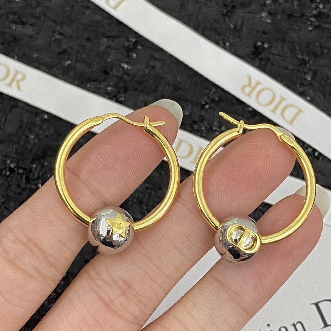 编码E1784   
🛍迪家耳钉热销款火爆上新❣
🛍同步专柜‼️独家高端品质实拍图‼️代购级别‼️做工