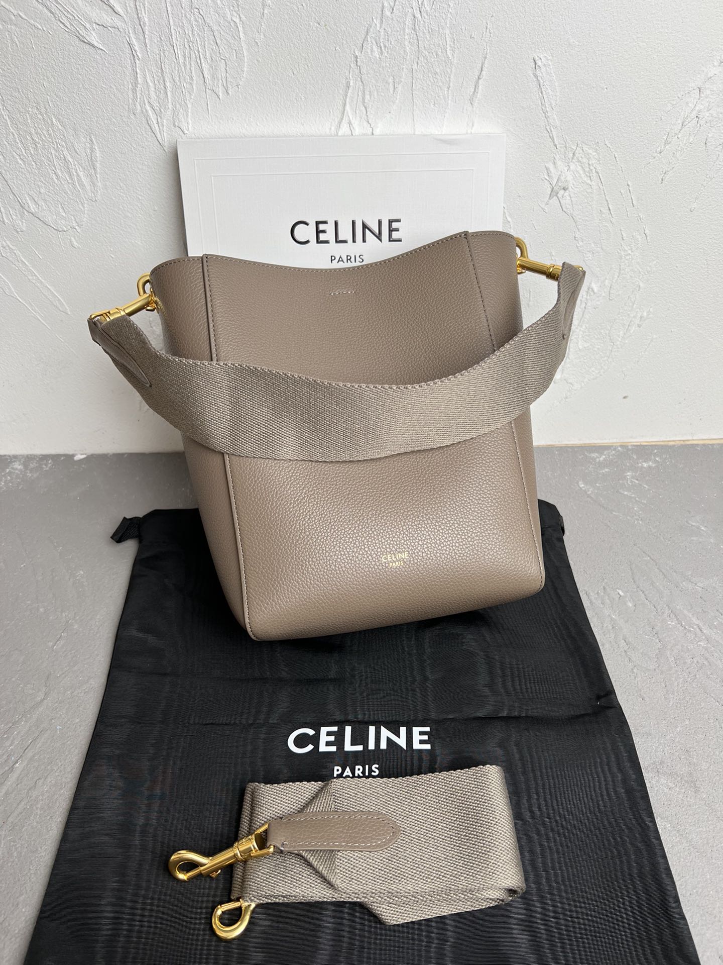 NO:197346,Genuine CELI_NE Sangle The strongest versatile single item ins blogger strongly promotes bucket, practical and casual series, fashionable and versatile, super resistant to wear!  Model number 189303 Lychee pattern Size 18-13-25, Celine, Celine, Celine19860909正品级 CELI_NE Sangle 最强百搭单品 ins博主强推水桶 实用休闲系列 时尚百搭 超级耐装！ 款号189303 荔枝纹 尺寸18-13-25,赛琳celine,celine,celine,Bag