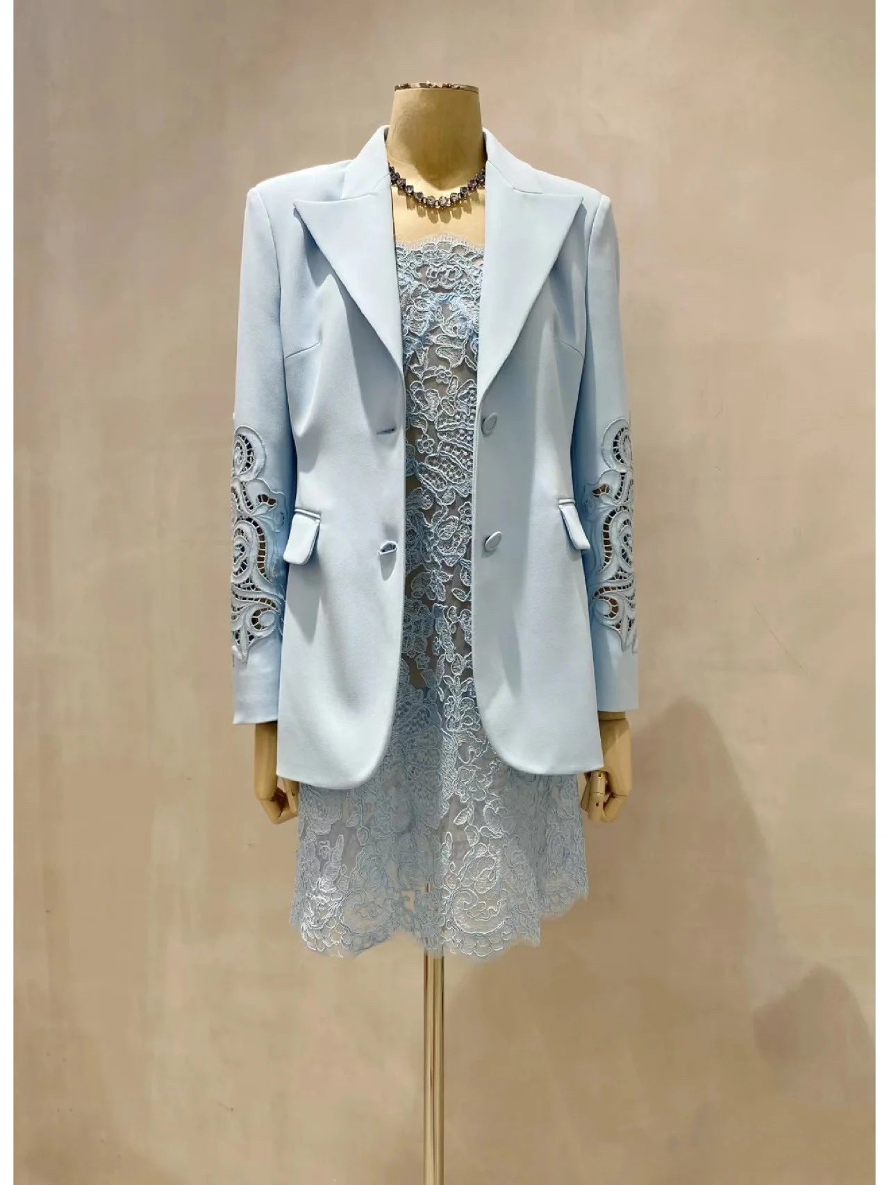 蕾丝大王新品镂空雕绣设计 3⃣️色西装夹克 非市场版本 自然收腰版型 尺码36～38～40
