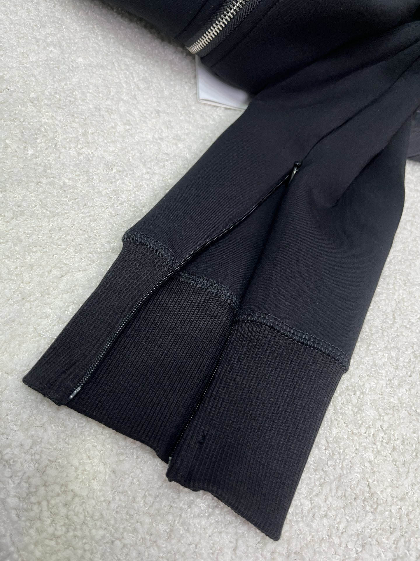 新款Sacai空气层外套订单产品一个小短款的设计后背用了大量拼接的褶皱下脚用了羽绒面料拼接手法层次设计感