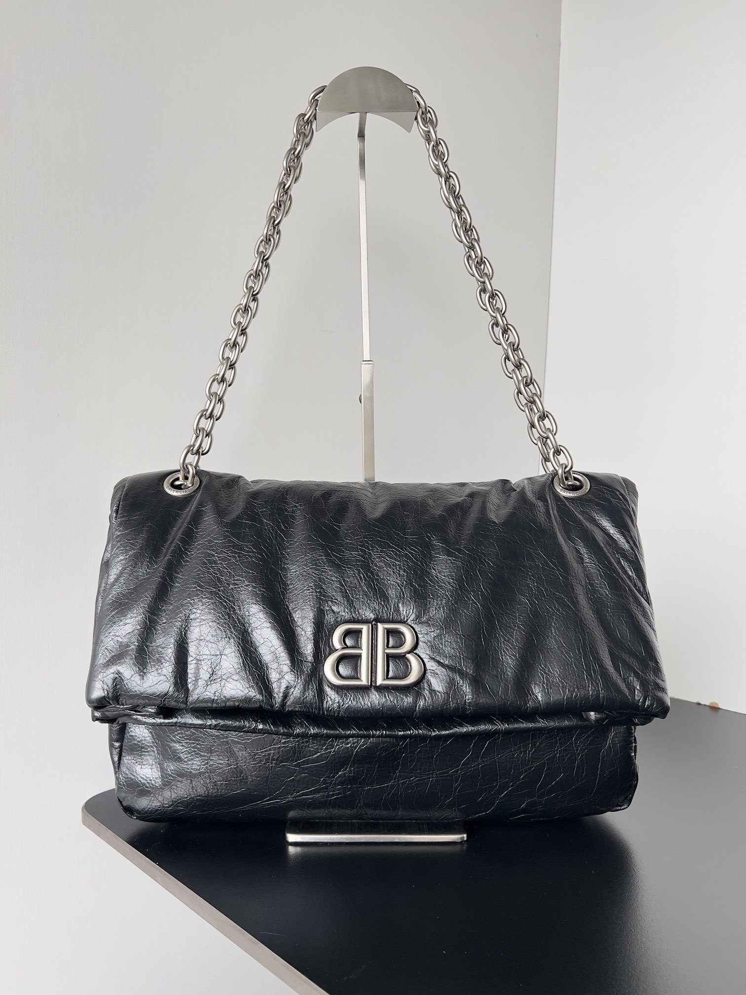 中号33cm黑银色*系列中号巴黎世家冬季新款大包来袭包身柔韧有质感才用超柔软爆裂小牛皮以柔软的皮革打造丰