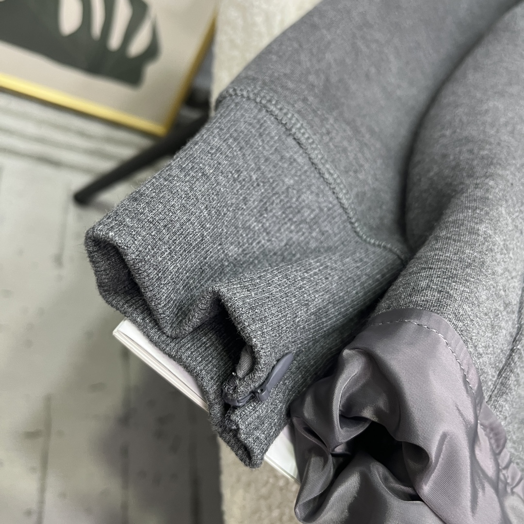 新款Sacai空气层外套订单产品一个小短款的设计后背用了大量拼接的褶皱下脚用了羽绒面料拼接手法层次设计感