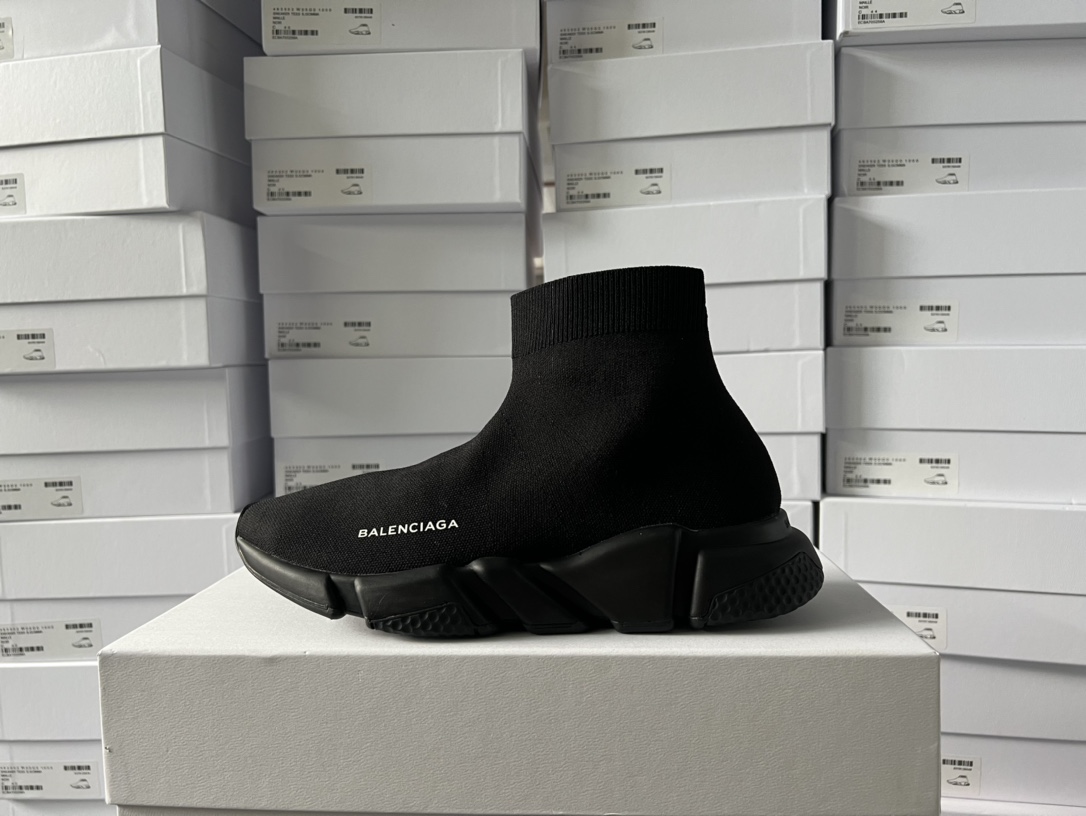 Nuevos calcetines y zapatos Balenciaga Paris. Hay demasiadas palabras para describir este zapato. Es ligero, cómodo y f…