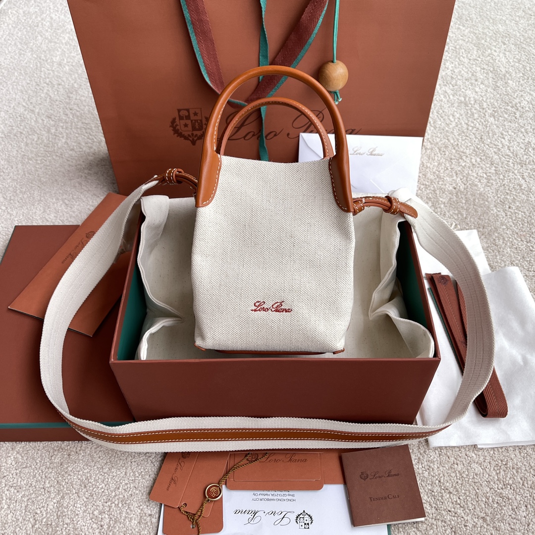 NO:205642,~(Not available for packaging) Bale LP small bucket bag # cloth brown [imported original leather   pure steel gold hardware] Bale bag is free and elegant and immortal, made of cotton and linen blended canvas, with fine weaving patterns attracting attention in natural color adjustment. The small mini style, as always, combines elegance and tradition in the barrel design, colorful and modern charm. Height 23cm*width 16cm*depth 14cmcalf leather/item number: FAI 1483, LP, balenciaga, loro piana, cowhide19860909～(不配包装) Bale LP小水桶包#布棕色【进口原厂皮 纯钢金色五金】 Bale包自在高雅品味与不朽风格,采用棉质与亚麻混纺帆布制成,细密织纹在自然色调节中引人注目.小巧的迷你款型,一如既往将优雅与传统汇集在筒约设计中,缤放着现代魅力. 高度23cm*宽度16cm*深度14cm 小牛皮/货号:FAI 1483,LP,balenciaga,loro piana,cowhide,Bag