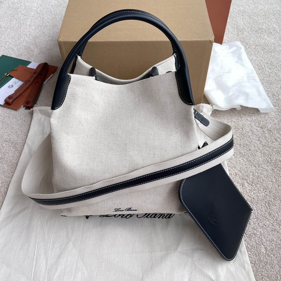 NO:198229,~(Not available for packaging) Bale LP large bucket bag # cloth blue [imported original leather   pure steel gold hardware] Bale bag is free and elegant and immortal, made of cotton and linen blended canvas, with fine weaving patterns attracting attention in natural color adjustment. The small mini style, as always, combines elegance and tradition in the barrel design, colorful and modern charm. Height 36cm*width 28cm*deep 22cm Calfskin/item number: FAI 1482, LP, balenciaga, loro piana, cowhide19860909～(不配包装) Bale LP大水桶包#布蓝色【进口原厂皮 纯钢金色五金】 Bale包自在高雅品味与不朽风格,采用棉质与亚麻混纺帆布制成,细密织纹在自然色调节中引人注目.小巧的迷你款型,一如既往将优雅与传统汇集在筒约设计中,缤放着现代魅力. 高度36cm*宽度28cm*深度22cm 小牛皮/货号:FAI 1482,LP,balenciaga,loro piana,cowhide,Bag