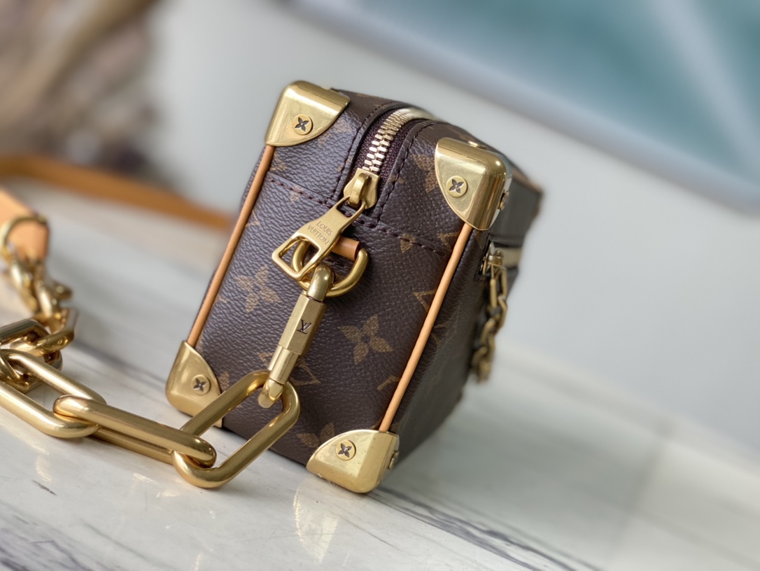 A piece like this definitely deserves a spot in your bag collection - Bag 2