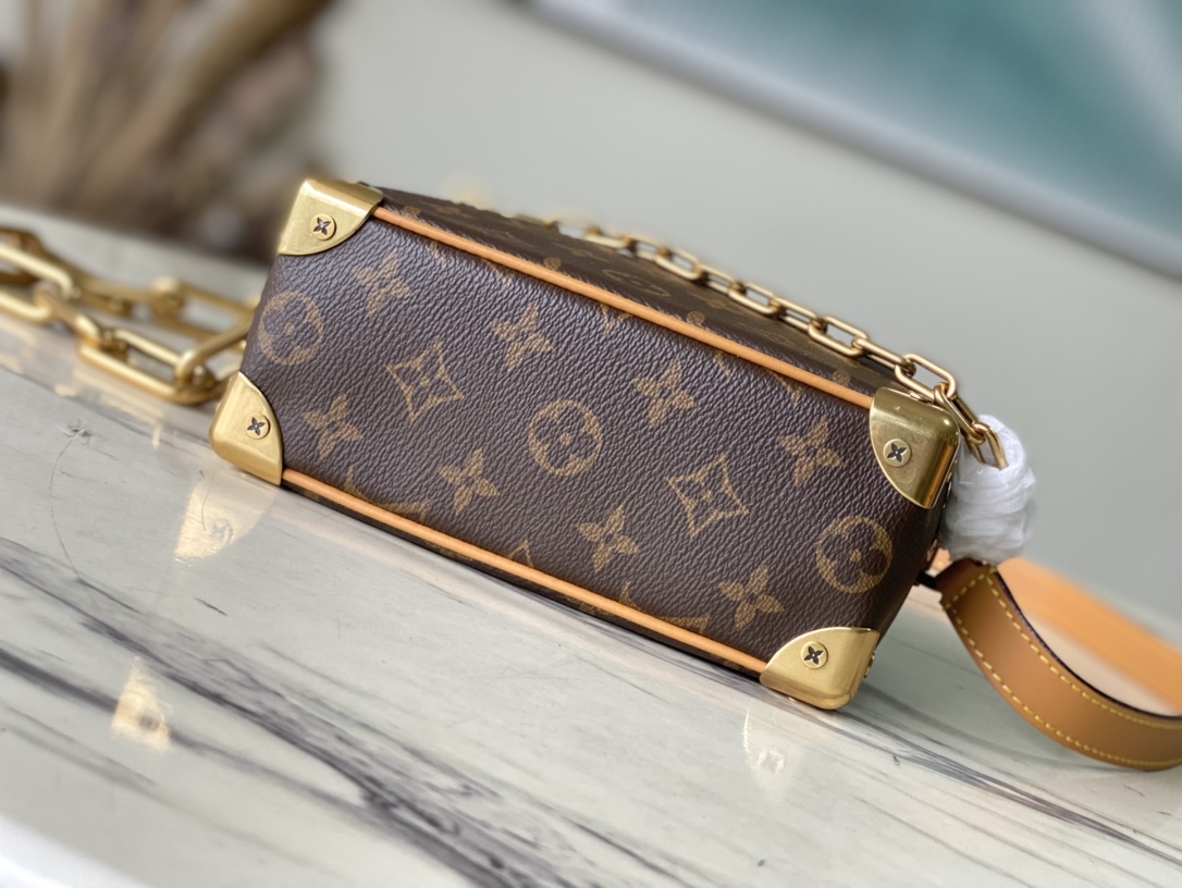 A piece like this definitely deserves a spot in your bag collection - Bag 4
