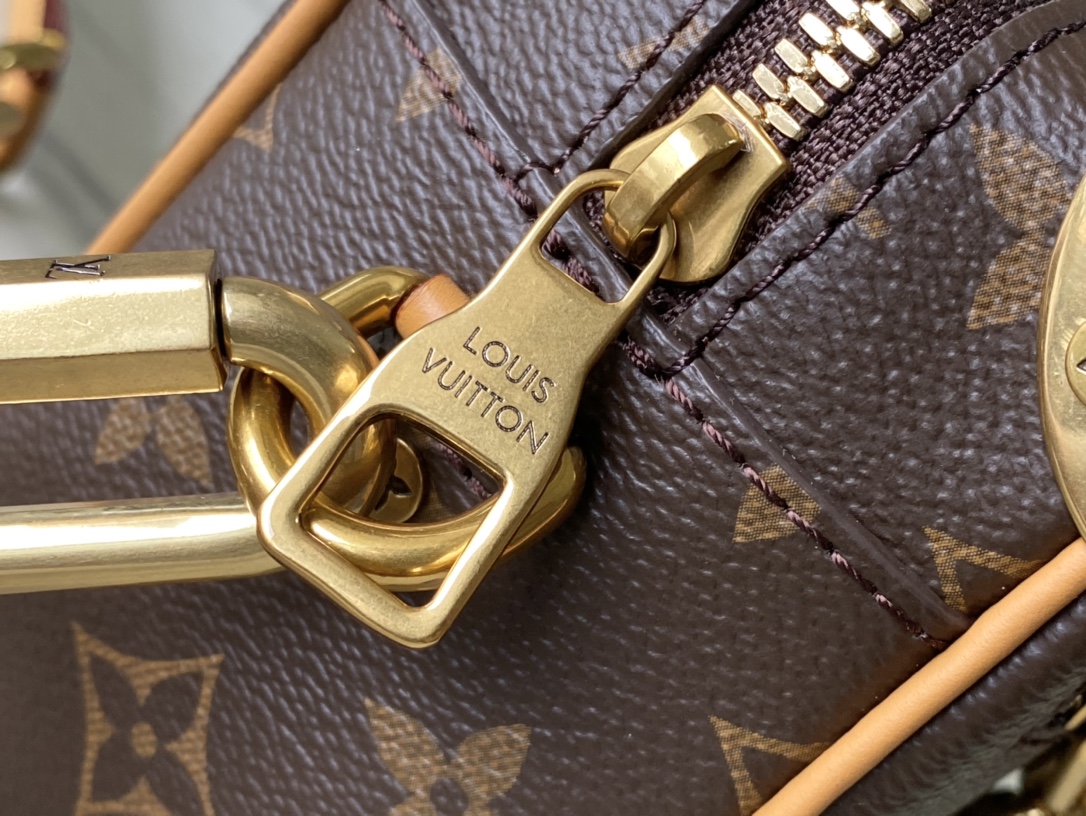 A piece like this definitely deserves a spot in your bag collection - Bag 6