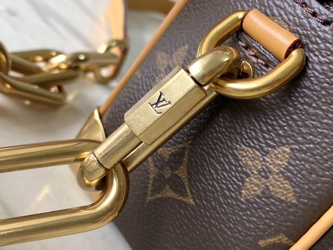 A piece like this definitely deserves a spot in your bag collection - Bag 7