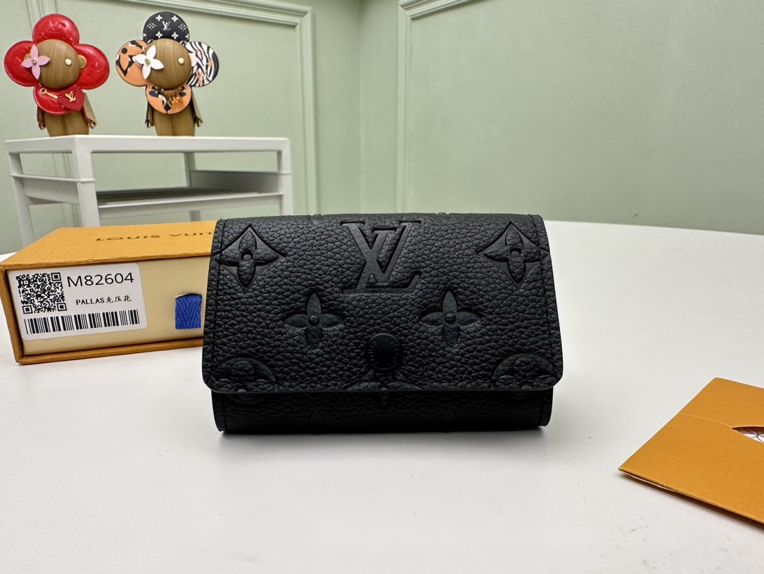 NO:671966,[Top original order] M82604g This key bag has the LV letters and Monogram flower clusters patterned into fine embossing of full-grain Taurillon leather, with snap button closure. Size 12X7X2cm., LV wallet, louis vuitton, wallets19860909【顶级原单】M82604克本款钥匙包将LV字母和Monogram花簇图案化为全粒面Taurillon皮革的细腻压纹,搭配按扣开合.尺寸12X7X2cm.,LV钱包,louis vuitton,wallets,欧美剧