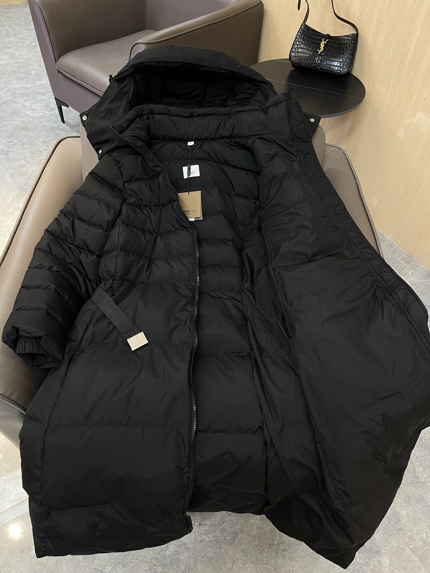 9977#羽绒服特价‼️S
Burberry 哑光面料 织带腰带最新款 90% 白鸭绒 长款羽绒服 黑色