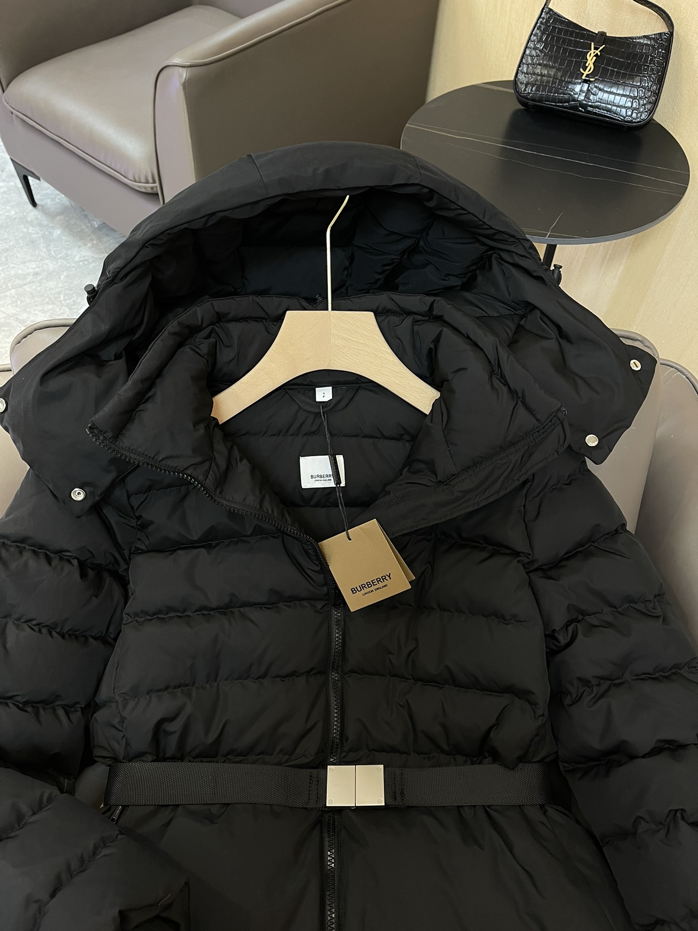 9977#羽绒服特价‼️S
Burberry 哑光面料 织带腰带最新款 90% 白鸭绒 长款羽绒服 黑色