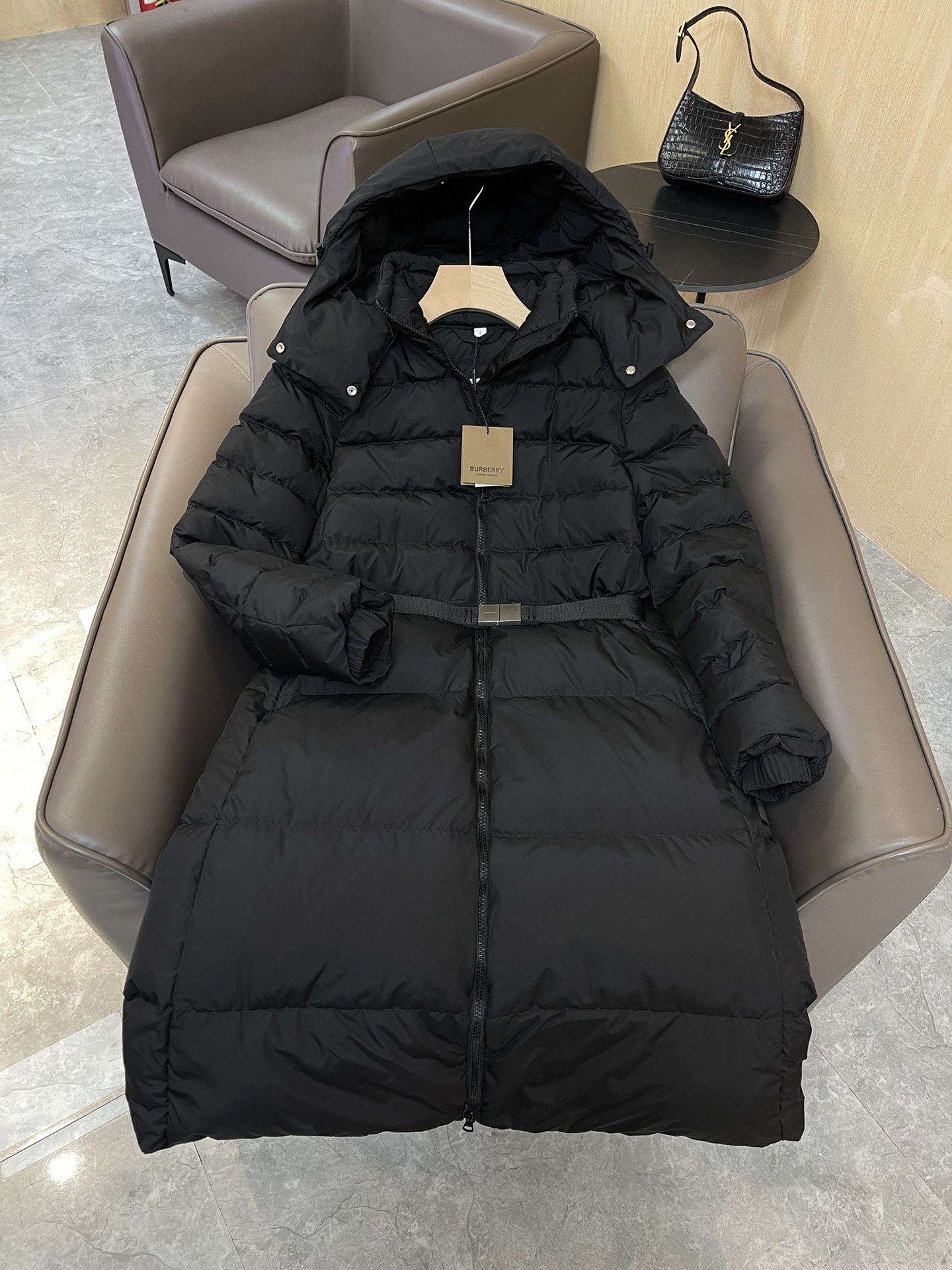 9977#羽绒服特价‼️S
Burberry 哑光面料 织带腰带最新款 90% 白鸭绒 长款羽绒服 黑色