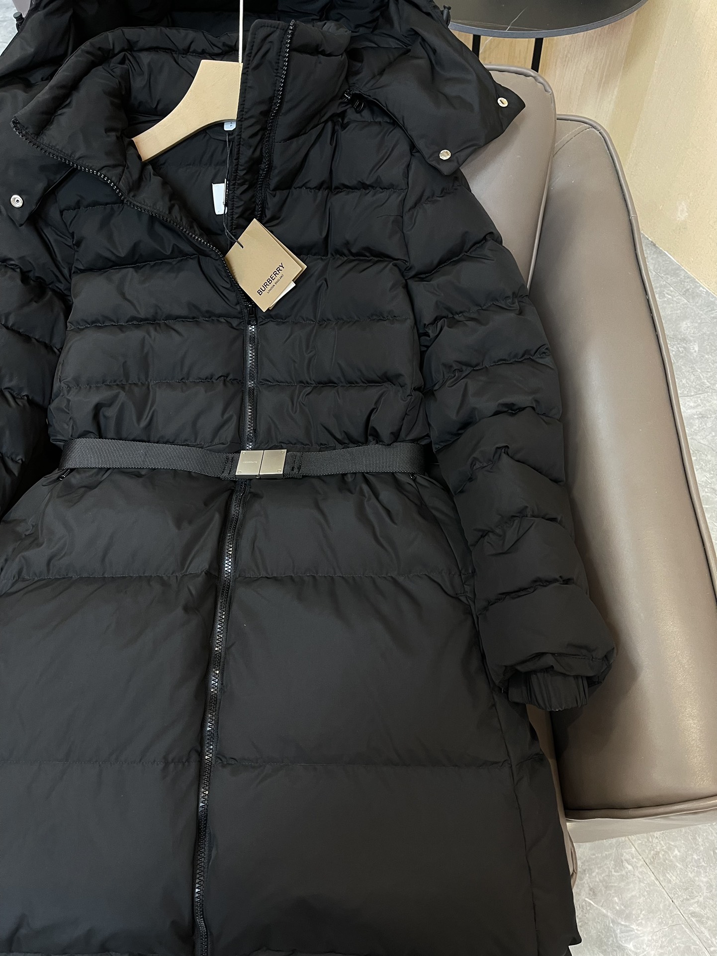 9977#羽绒服特价‼️S
Burberry 哑光面料 织带腰带最新款 90% 白鸭绒 长款羽绒服 黑色