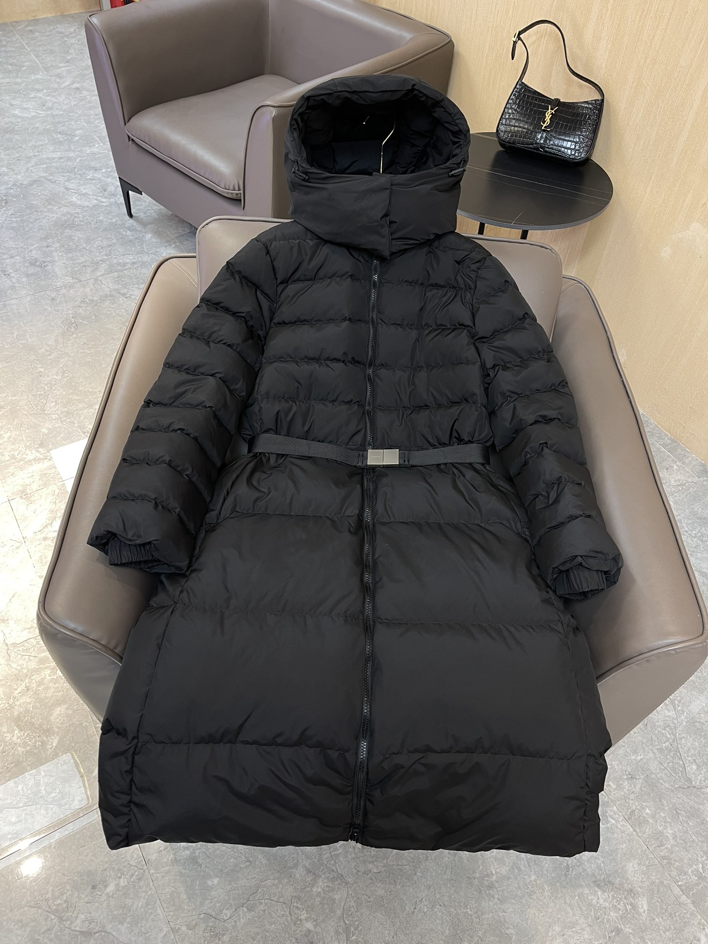 9977#羽绒服特价‼️S
Burberry 哑光面料 织带腰带最新款 90% 白鸭绒 长款羽绒服 黑色