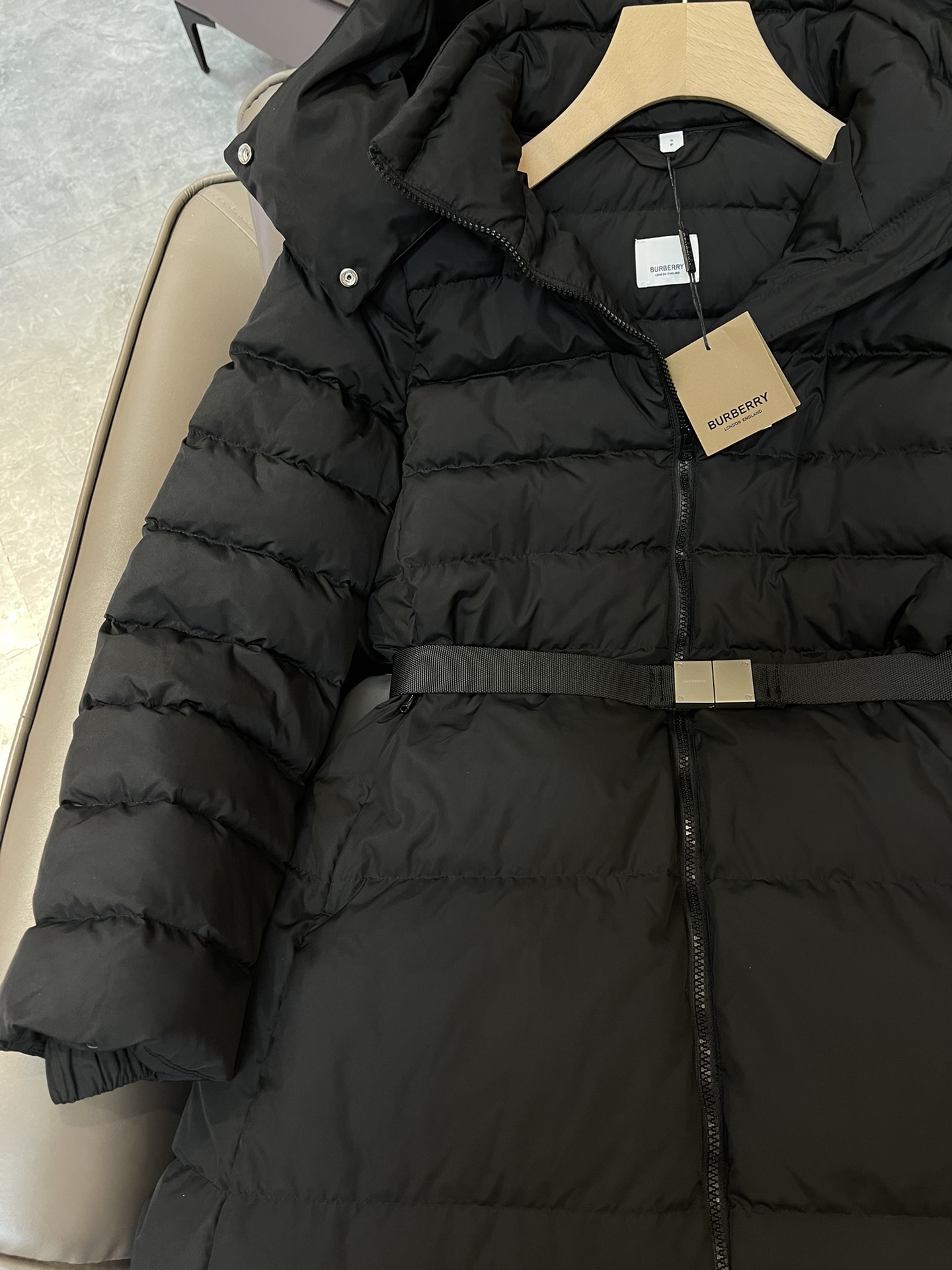 9977#羽绒服特价‼️S
Burberry 哑光面料 织带腰带最新款 90% 白鸭绒 长款羽绒服 黑色