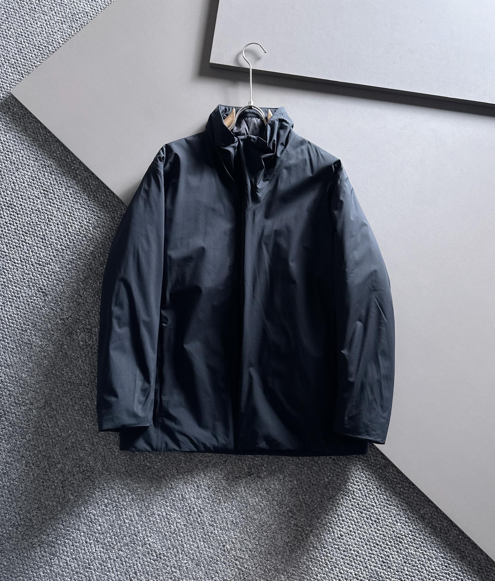 NO:682616,ARC bird 25FW new autumn and winter lightweight technical composite nylon material stand-collar cotton jacket, men's three-dimensional splicing tailoring outdoor windproof and waterproof functional warm cotton zipper jacket!  Trading company channels are rare and available on the official website simultaneously!  Bird's brand new VEILANCE EULER IS lightweight warm cotton clothing is online. It belongs to Bird's high-end series. As a branch line that pays more attention to fashion design, it combines fashion and high-end technology while continuing its simple style!  This cotton-padded jacket is made of imported high-tech composite film nylon material supplied by customers. It has ultra-tight woven technology + EPTFE film composite at the bottom. The fabric is light and soft, with excellent outdoor windproof and water-repellent properties, while still being breathable and hygroscopic. It is lined with cotton padding. Although it is light and thin, it has excellent heat-locking and thermal insulation effects. It is a simple functional cotton jacket that can be used for daily urban/outdoor travel!  The placket and pockets are closed with customized YKK metal zippers, and the quality of the accessories is impeccable!  Three-dimensional splicing tailoring + stand-up collar design, the silhouette is simple and neat, the upper body is stylish and not bulky, it can be worn in various occasions, and it is the best choice for outdoor travel!  Black/navy blue, two colors available!  Sizes S-XL S size shoulder width 47cm - chest circumference 112cm - dress length 74cm - sleeve length 60cm M size shoulder width 48cm - chest circumference 116cm - dress length 75cm - sleeve length 61cm L size shoulder width 49cm - chest circumference 120cm - dress length 76cm - sleeve length 62cm XL size shoulder width 50cm - chest circumference 124cm - dress length 77cm - sleeve length 63cm  Size recommendation (standard version) Height 174-jin, try on size M and it will fit!  Boys weighing less than 135 pounds should choose size S, 135-150 pounds should choose size M, 150-166 pounds should choose size L, 166-184 pounds should choose size XL,,jil sander,tom ford,jackets & coats,jackets & coats,19860909ARC鸟25FW秋冬新款轻量化科技复合尼龙材质立领棉衣,男士立体拼接剪裁户外防风防水机能保暖棉服拉链夹克外套！贸易公司渠道稀出,同步官网发售！鸟家全新VEILANCE EULER IS轻量保暖棉服上线,隶属于鸟高端系列,作为一个更加注重时尚设计的支线,在延续其简约风格的同时,结合了时尚与高端科技！ 此款棉衣夹克选用客供进口科技复合膜尼龙材质制成,超紧密机织工艺+底部EPTFE膜复合,面料轻盈柔软,具有优越的户外防风拒水性能,同时又不失透气吸湿性,内里夹棉填充内里,虽轻薄却拥有绝佳的锁温保暖效果,可兼顾都市日常/户外出行的简约型机能棉服！门襟及袋口客供定制YKK金属拉链闭合,辅料质感无法挑剔！立体拼接式剪裁+立领设计,版型线条简单利落,上身有型不臃肿,可兼顾各种场合穿着,是户外出行时最佳首选！黑色/藏青,两色入！尺码S-XL S码肩宽47cm-胸围112cm-衣长74cm-袖长60cm M码肩宽48cm-胸围116cm-衣长75cm-袖长61cm L码肩宽49cm-胸围120cm-衣长76cm-袖长62cm XL码肩宽50cm-胸围124cm-衣长77cm-袖长63cm 尺码推荐（标准版型） 身高174-斤,试穿M码合适！ 男生体重135斤以内选择S码,135-150斤选择M码,150-166斤选择L码,166-184斤选择XL,,jil sander,tom ford,jackets & coats,jackets & coats,,Men's clothing