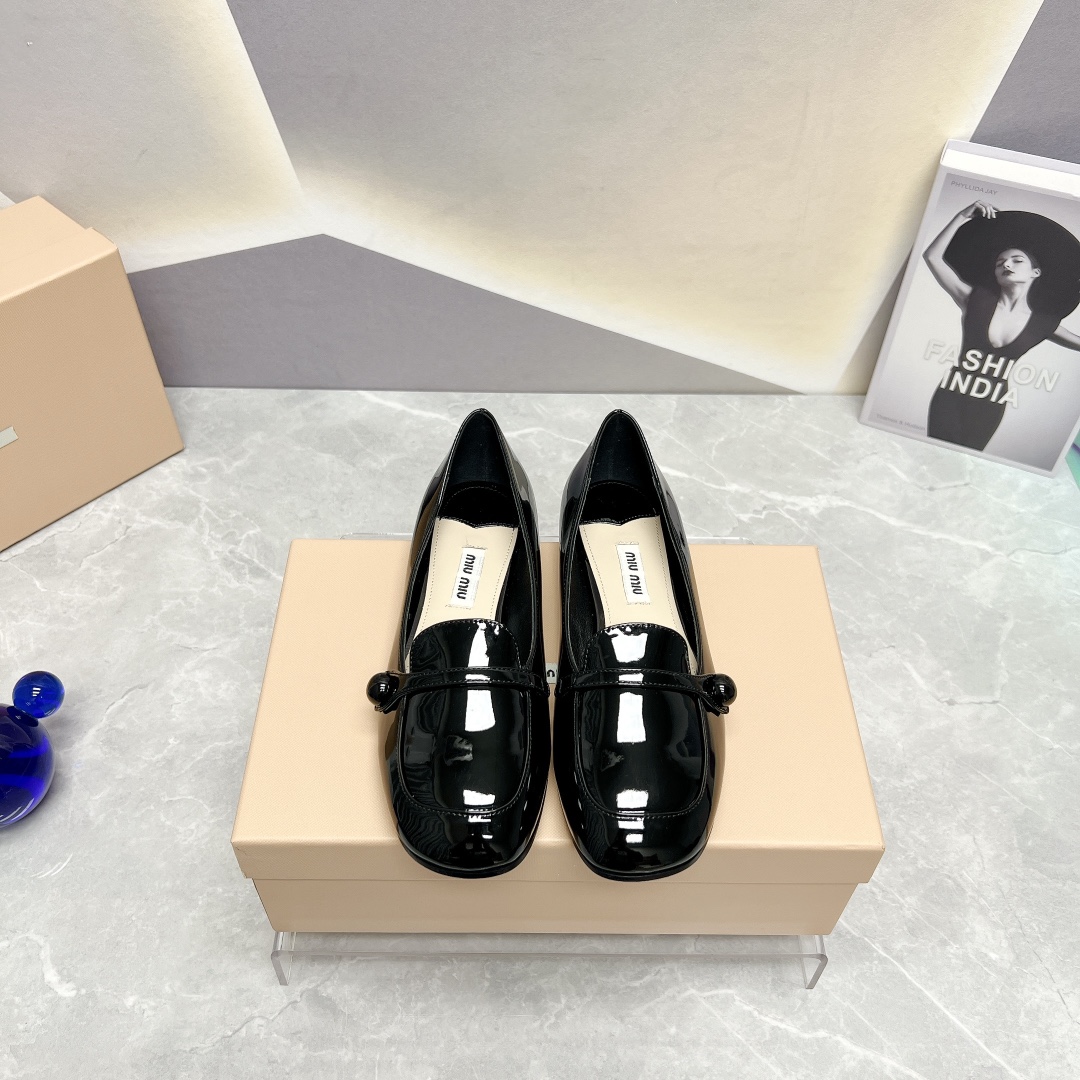 Donde encontrar mejor
 MiuMiu Zapatos planos Calzado monocapa Dermis Laca Piel de oveja Colección primavera – verano Vintage