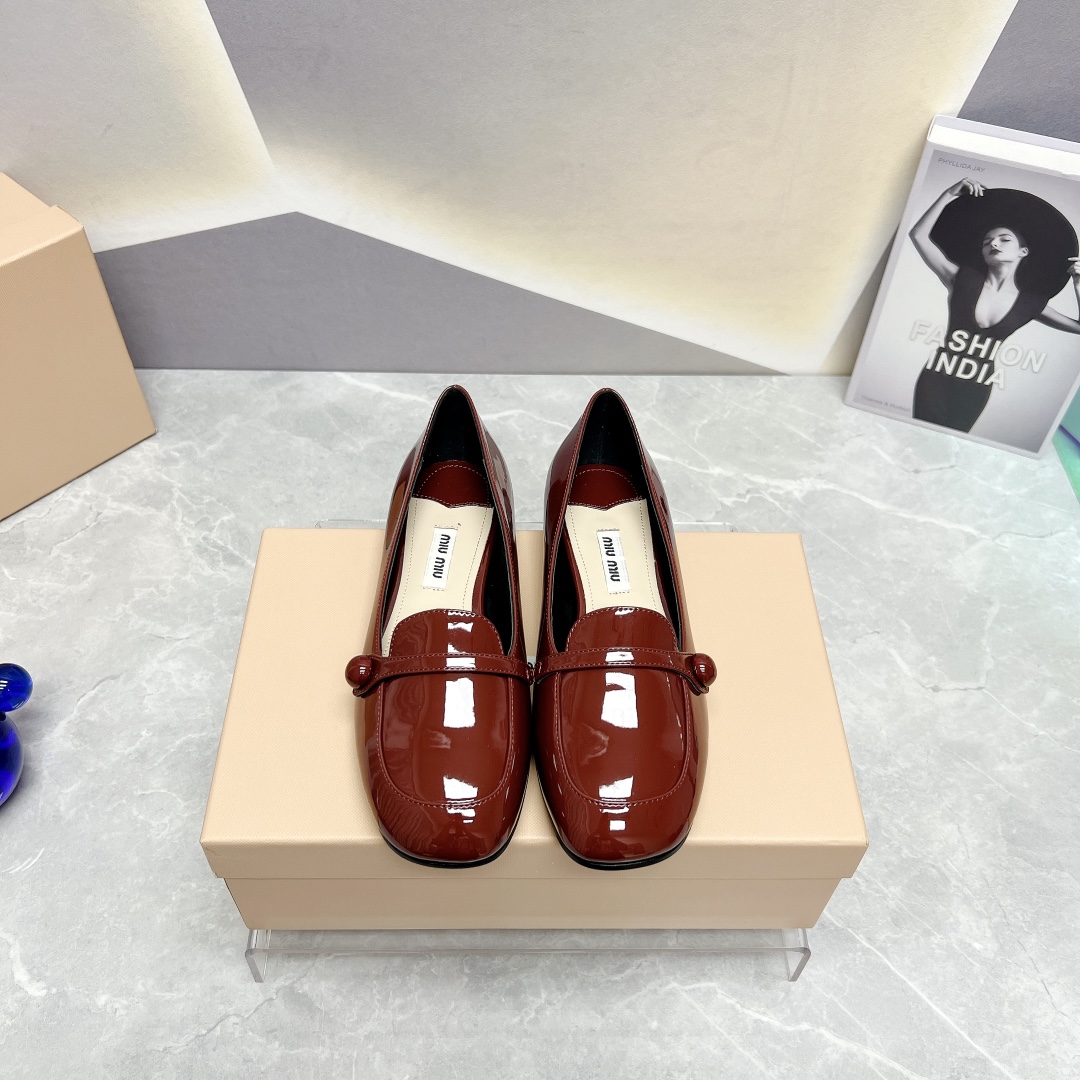 MiuMiu Zapatos planos Calzado monocapa Dermis Laca Piel de oveja Colección primavera – verano Vintage