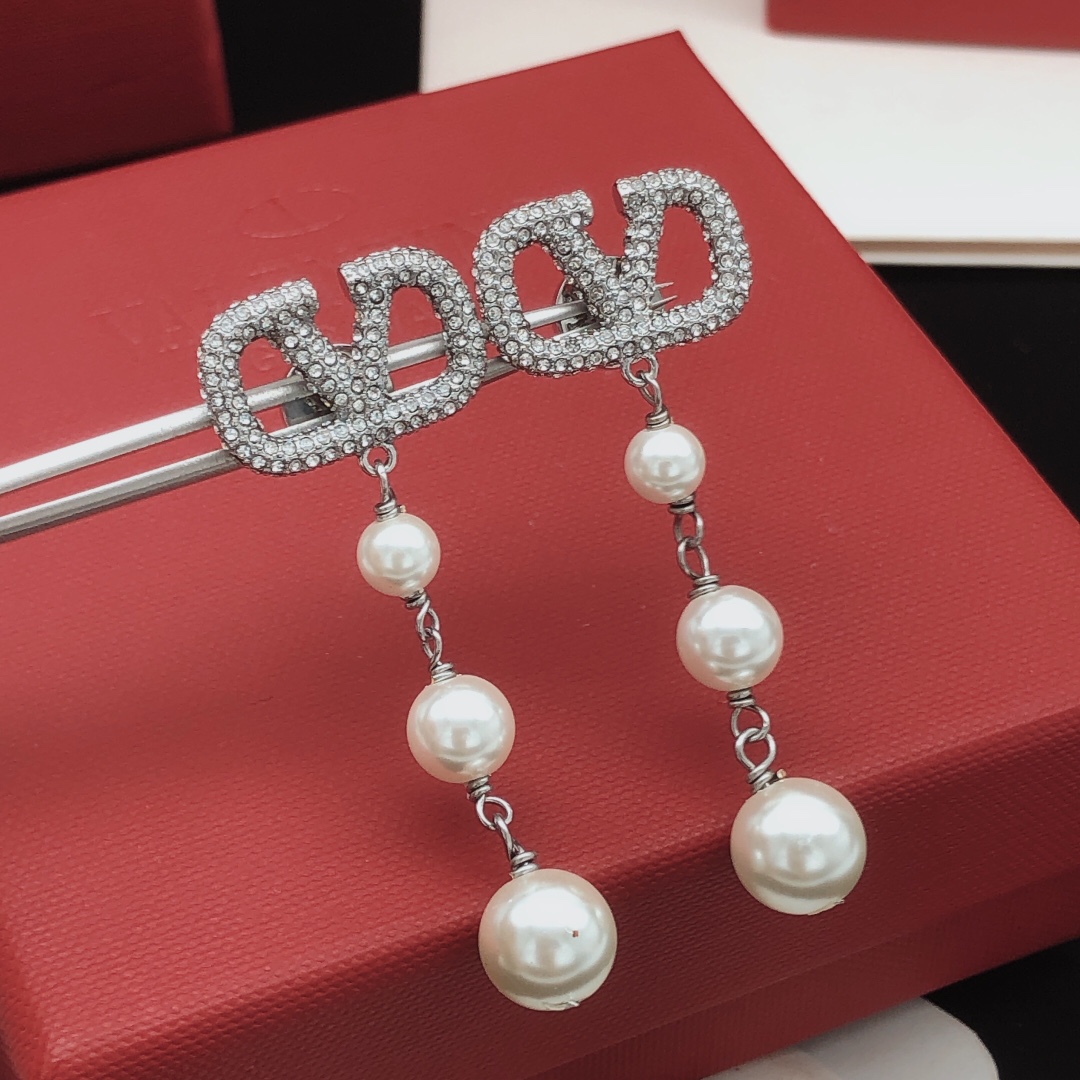 编号VED0145
 【ValenTi*o最新款🆕🆕银色流苏耳钉】一致专柜🆕黄铜材质