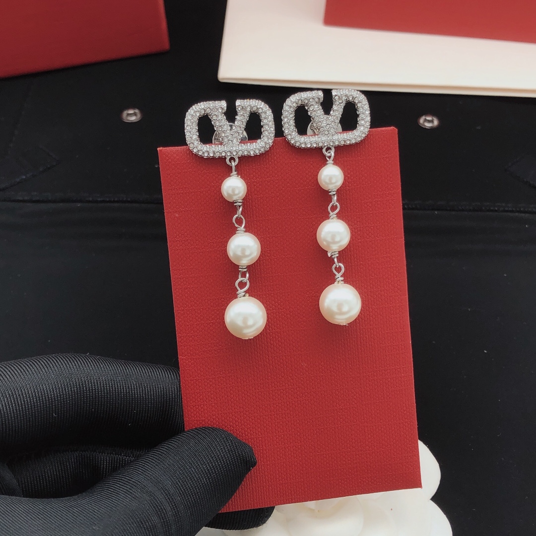 编号VED0145
 【ValenTi*o最新款🆕🆕银色流苏耳钉】一致专柜🆕黄铜材质