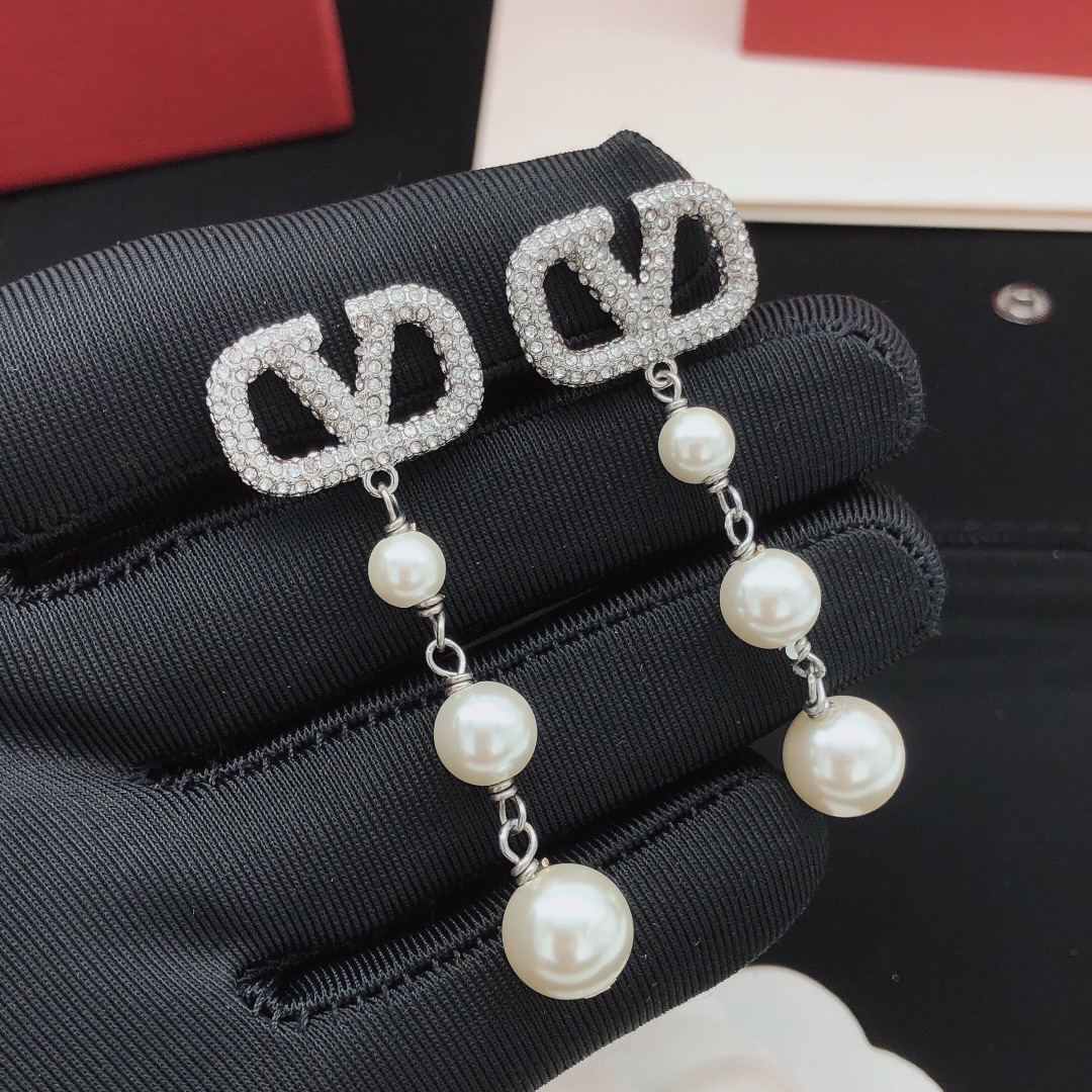 编号VED0145
 【ValenTi*o最新款🆕🆕银色流苏耳钉】一致专柜🆕黄铜材质